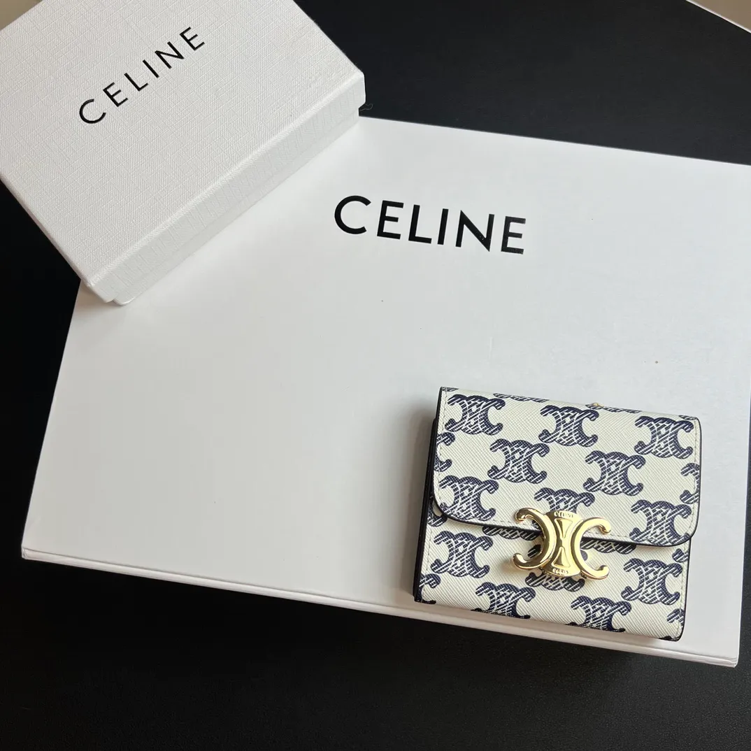 💰150 💎Top quality 🇫🇷 Triumph blue💓 𝗖𝗘𝗟𝗜𝗡𝗘 Arc de Triomphe wallet 2-in-1, full calfskin, second layer leather, non-transferable ‼ ️ Celine’s new glossy cow leather short coin purse ❤️ TRIOMPHE metallic snaps A small item that enhances taste, a classic and popular model. It is good-looking and easy to use. It is small and portable. All kinds of bank cards and ID documents are easy to throw around. You no longer have to worry about not being able to find it. It is a daily essential item. 5 card slots, 1 banknote slot, 1 detachable card pocket. It is really full of everything even though it is small~ The wallet can be used for a long time without losing any money. The high-end packaging also gives you face, so go ahead. Model: 10l653DS3 / 16332 /10I653 Size: 9.5��7.5×3cm
