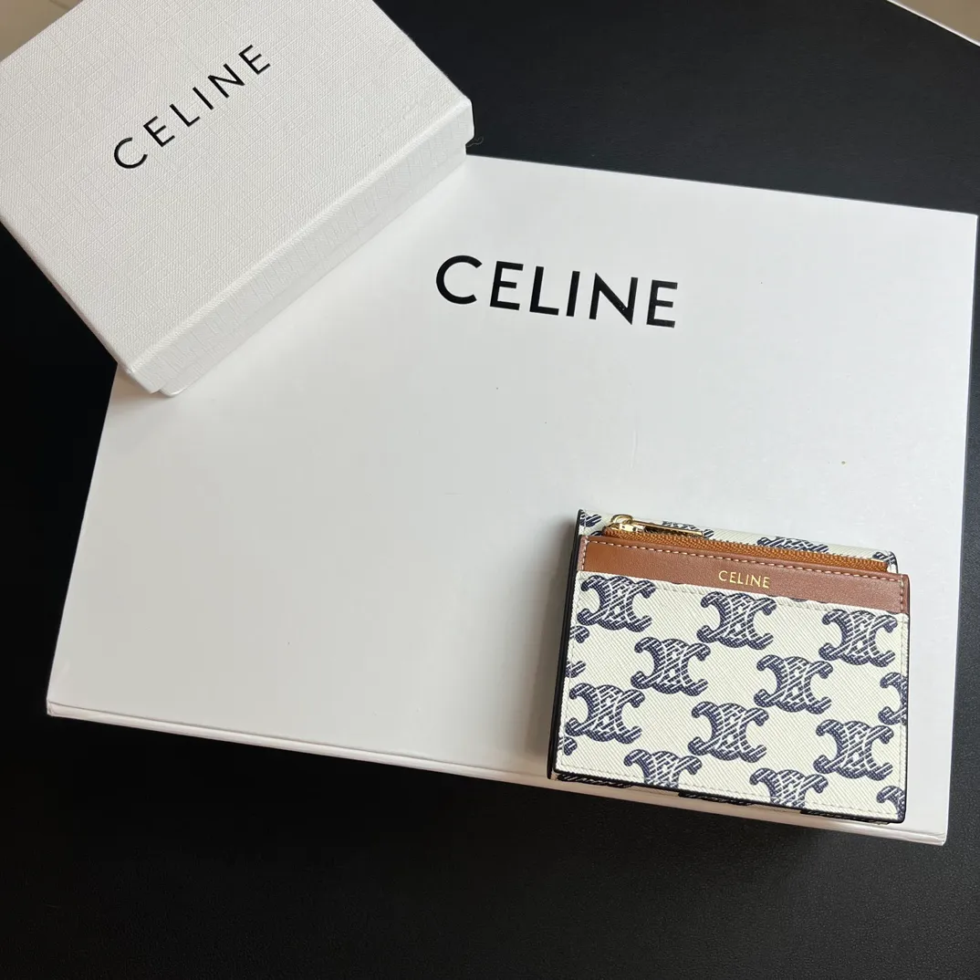 💰150 💎Top quality 🇫🇷 Triumph blue💓 𝗖𝗘𝗟𝗜𝗡𝗘 Arc de Triomphe wallet 2-in-1, full calfskin, second layer leather, non-transferable ‼ ️ Celine’s new glossy cow leather short coin purse ❤️ TRIOMPHE metallic snaps A small item that enhances taste, a classic and popular model. It is good-looking and easy to use. It is small and portable. All kinds of bank cards and ID documents are easy to throw around. You no longer have to worry about not being able to find it. It is a daily essential item. 5 card slots, 1 banknote slot, 1 detachable card pocket. It is really full of everything even though it is small~ The wallet can be used for a long time without losing any money. The high-end packaging also gives you face, so go ahead. Model: 10l653DS3 / 16332 /10I653 Size: 9.5��7.5×3cm