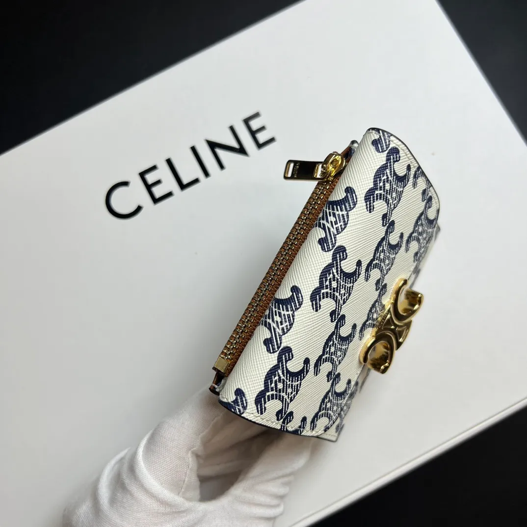 💰150 💎Top quality 🇫🇷 Triumph blue💓 𝗖𝗘𝗟𝗜𝗡𝗘 Arc de Triomphe wallet 2-in-1, full calfskin, second layer leather, non-transferable ‼ ️ Celine’s new glossy cow leather short coin purse ❤️ TRIOMPHE metallic snaps A small item that enhances taste, a classic and popular model. It is good-looking and easy to use. It is small and portable. All kinds of bank cards and ID documents are easy to throw around. You no longer have to worry about not being able to find it. It is a daily essential item. 5 card slots, 1 banknote slot, 1 detachable card pocket. It is really full of everything even though it is small~ The wallet can be used for a long time without losing any money. The high-end packaging also gives you face, so go ahead. Model: 10l653DS3 / 16332 /10I653 Size: 9.5��7.5×3cm