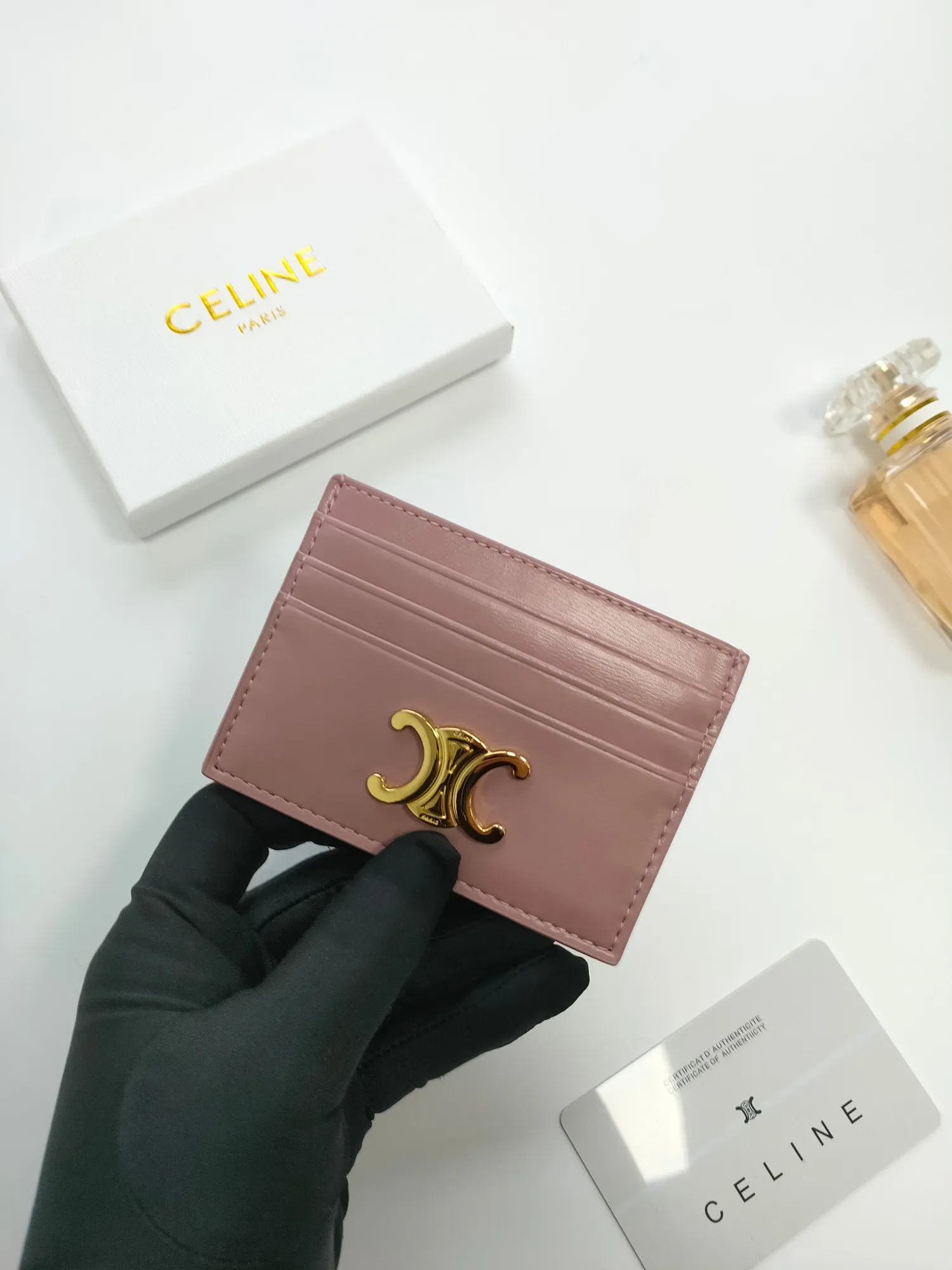 💰90💰CELINE's new embossed logo card holder, made of first-layer cowhide, two card slots + one middle pocket Style number: 10L833 Size: 10.5×7cm