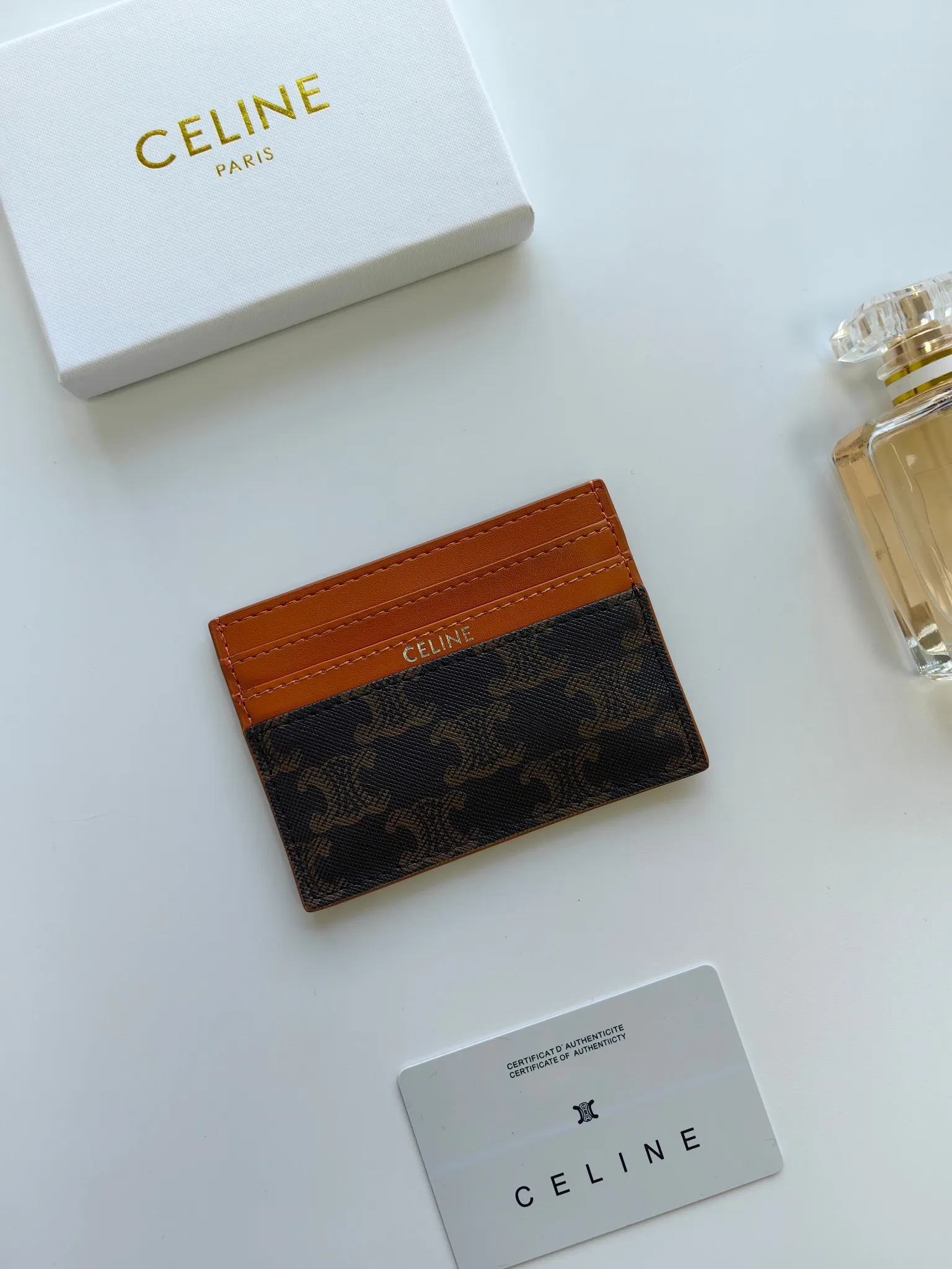 💰100💰CELINE's new embossed logo card holder, made of first-layer cowhide, two card slots + one middle pocket. Style number: 10L833 Size: 10.5×7cm