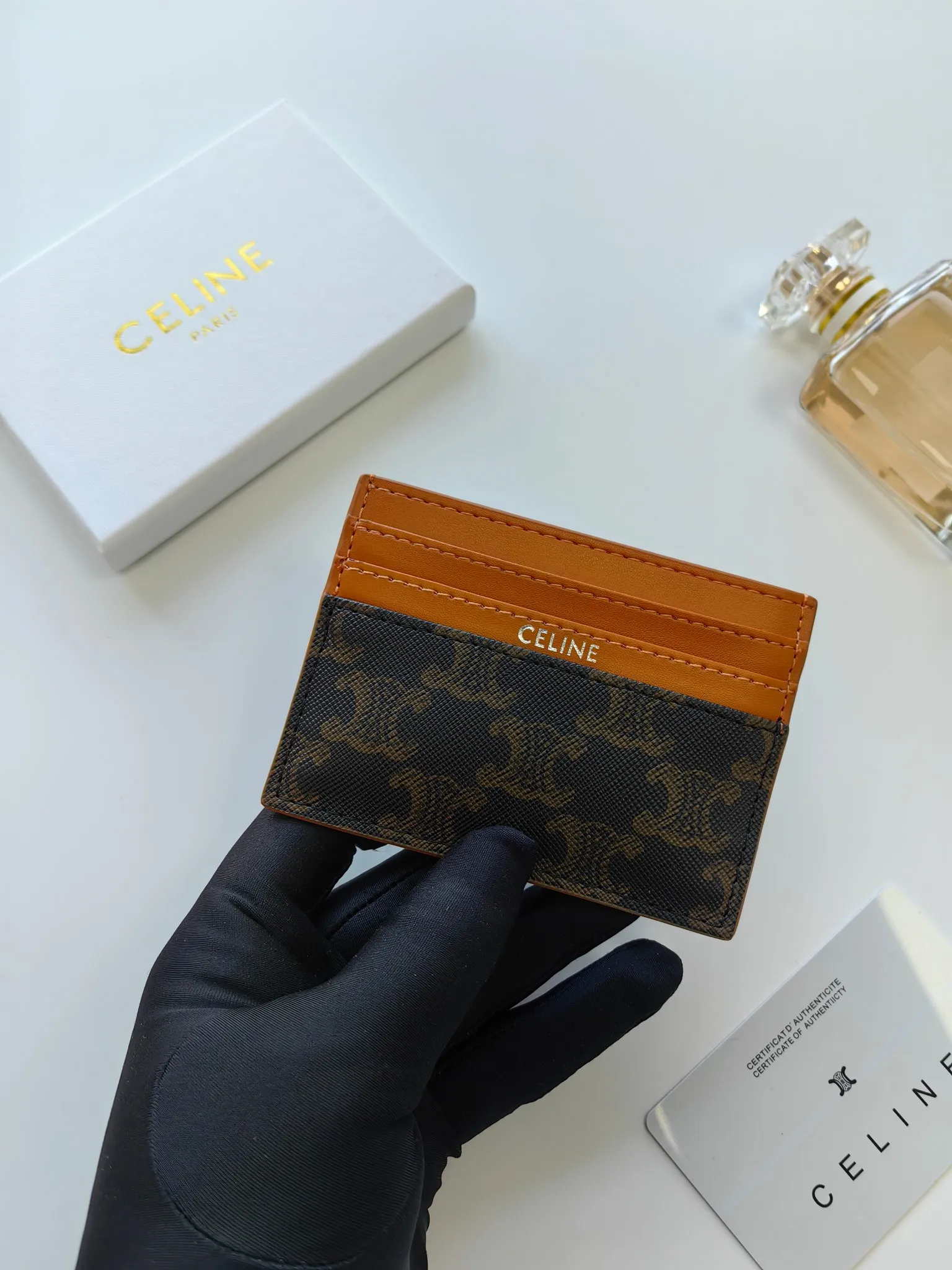💰100💰CELINE's new embossed logo card holder, made of first-layer cowhide, two card slots + one middle pocket. Style number: 10L833 Size: 10.5×7cm