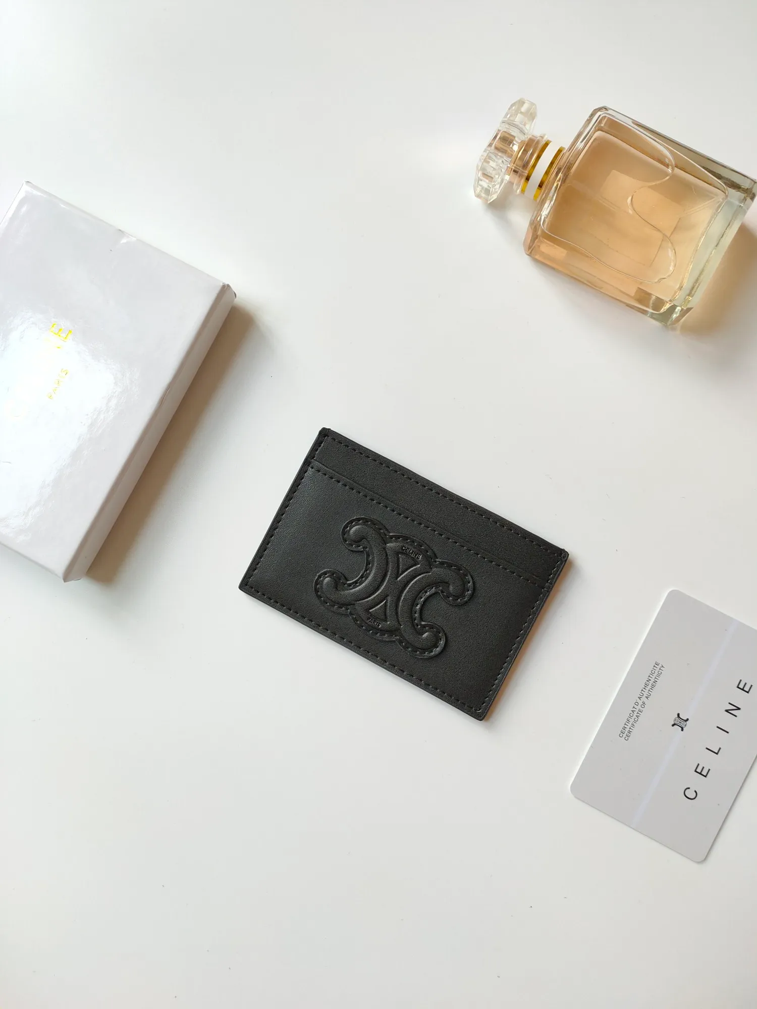 ￥90 CELINE's new embossed logo card holder, made of first-layer cowhide, two card slots + one middle pocket. Style number: 10B703 Size: 10.5 X 7cm