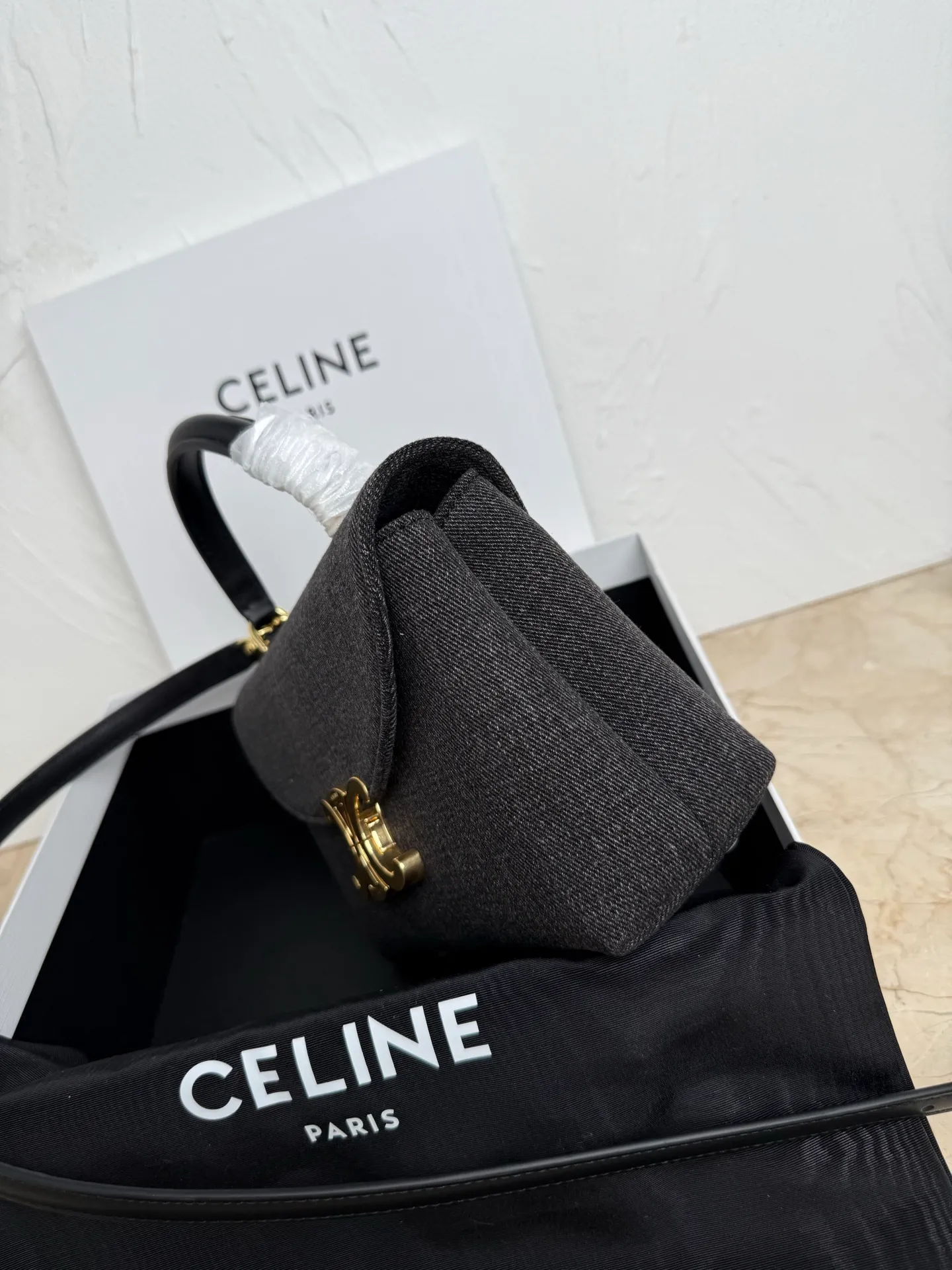 p1320. New product launched 🅰️🅰️CE Arc de Triomphe kelly handbag 👜 The new Arc de Triomphe storage bag is full of high-end feeling! Simple and exquisite outline, whether it is calm black, low-key brown, classic presbyopia color scheme, etc... all exude an unparalleled sense of luxury ❤️ The lines of kelly's classic shape are simple and elegant, without unnecessary decoration, showing the aesthetic charm🫶🏻 Style number: 118113 Size: 20.5x13x8 (with original packaging)