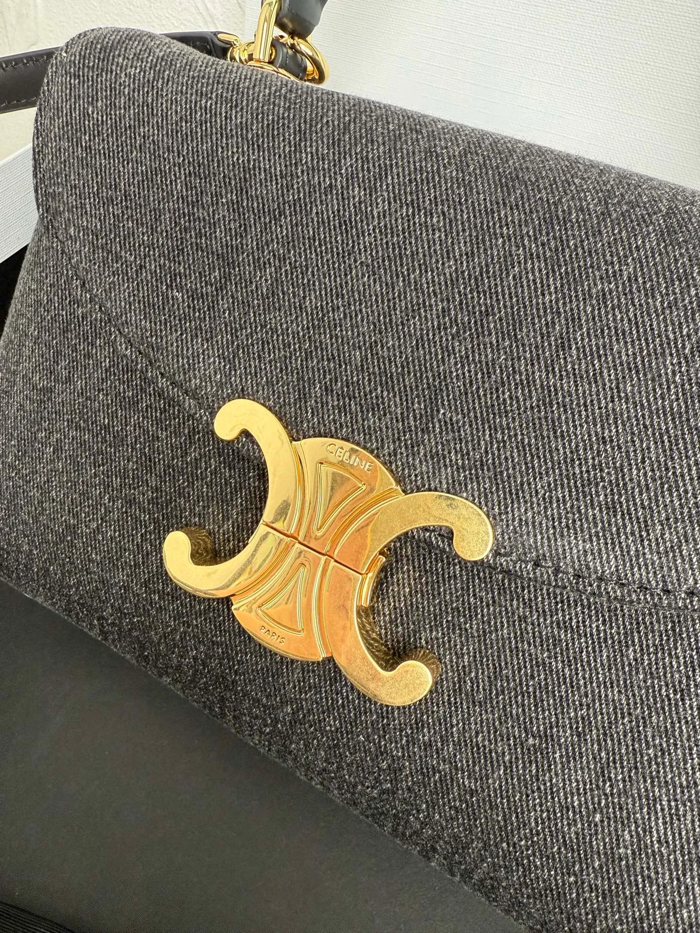 p1320. New product launched 🅰️🅰️CE Arc de Triomphe kelly handbag 👜 The new Arc de Triomphe storage bag is full of high-end feeling! Simple and exquisite outline, whether it is calm black, low-key brown, classic presbyopia color scheme, etc... all exude an unparalleled sense of luxury ❤️ The lines of kelly's classic shape are simple and elegant, without unnecessary decoration, showing the aesthetic charm🫶🏻 Style number: 118113 Size: 20.5x13x8 (with original packaging)