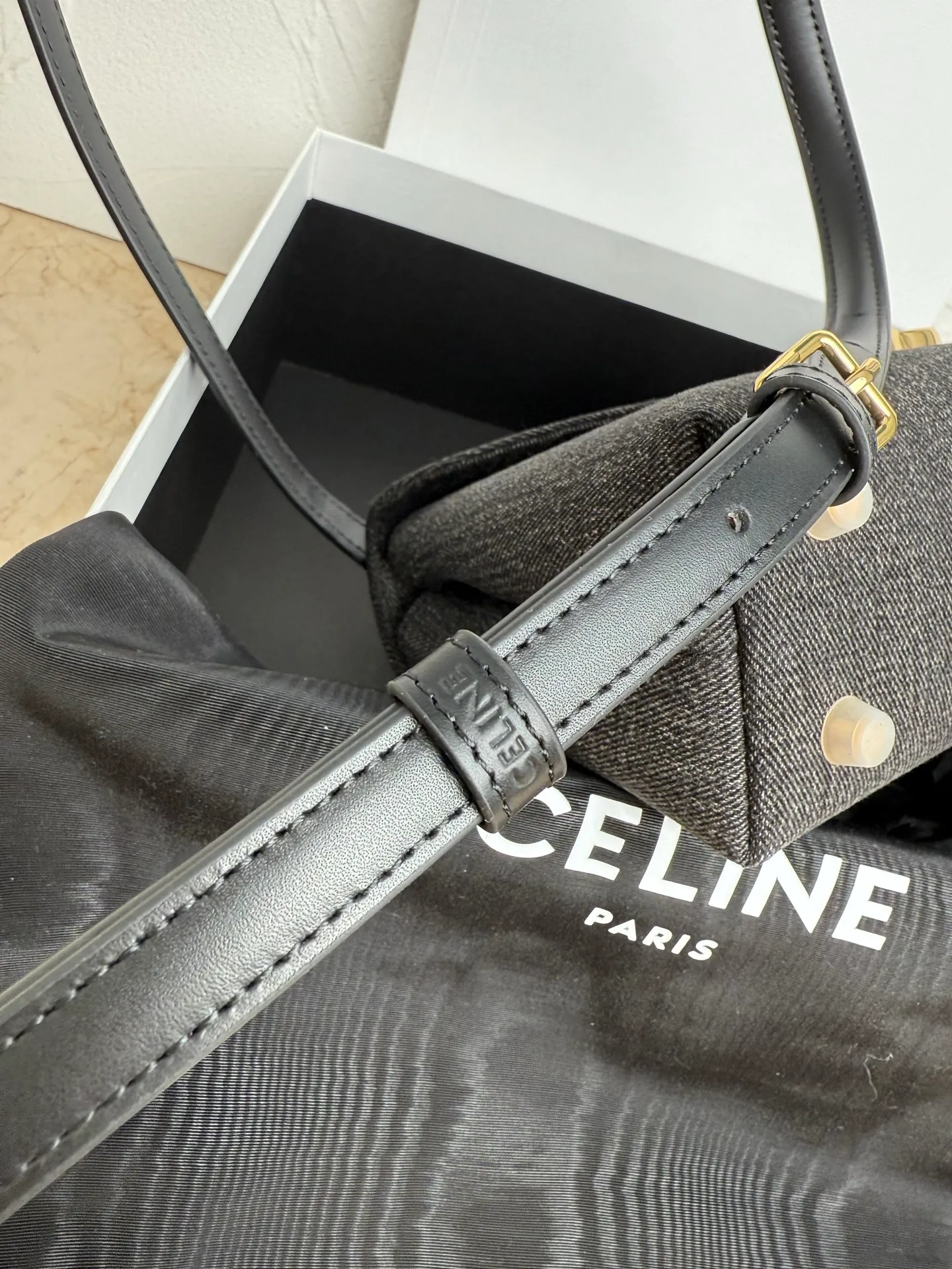 p1320. New product launched 🅰️🅰️CE Arc de Triomphe kelly handbag 👜 The new Arc de Triomphe storage bag is full of high-end feeling! Simple and exquisite outline, whether it is calm black, low-key brown, classic presbyopia color scheme, etc... all exude an unparalleled sense of luxury ❤️ The lines of kelly's classic shape are simple and elegant, without unnecessary decoration, showing the aesthetic charm🫶🏻 Style number: 118113 Size: 20.5x13x8 (with original packaging)