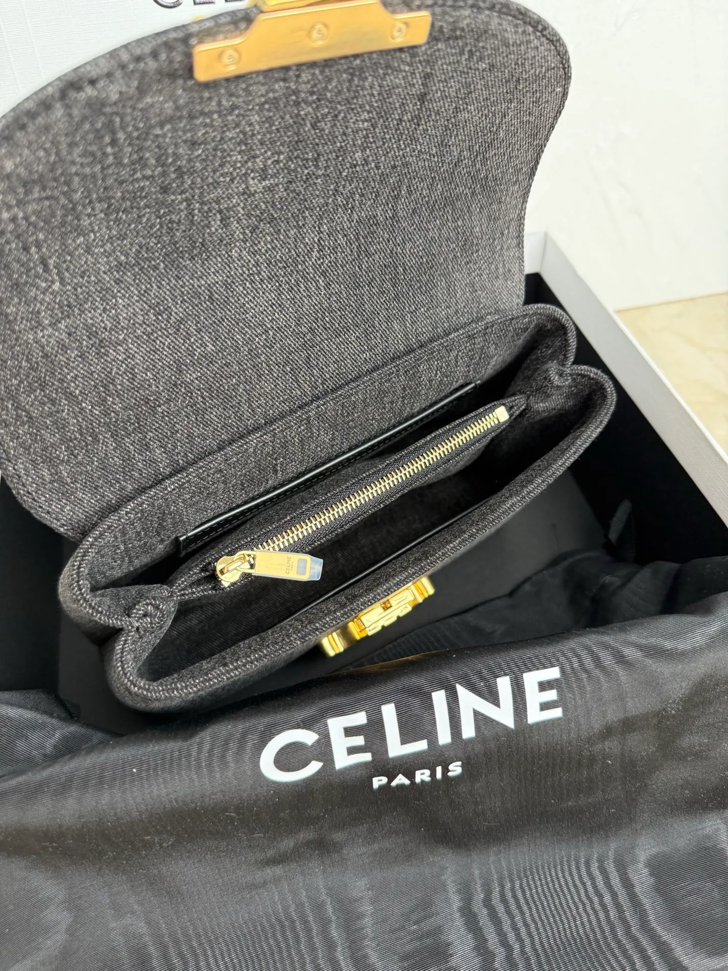 p1320. New product launched 🅰️🅰️CE Arc de Triomphe kelly handbag 👜 The new Arc de Triomphe storage bag is full of high-end feeling! Simple and exquisite outline, whether it is calm black, low-key brown, classic presbyopia color scheme, etc... all exude an unparalleled sense of luxury ❤️ The lines of kelly's classic shape are simple and elegant, without unnecessary decoration, showing the aesthetic charm🫶🏻 Style number: 118113 Size: 20.5x13x8 (with original packaging)