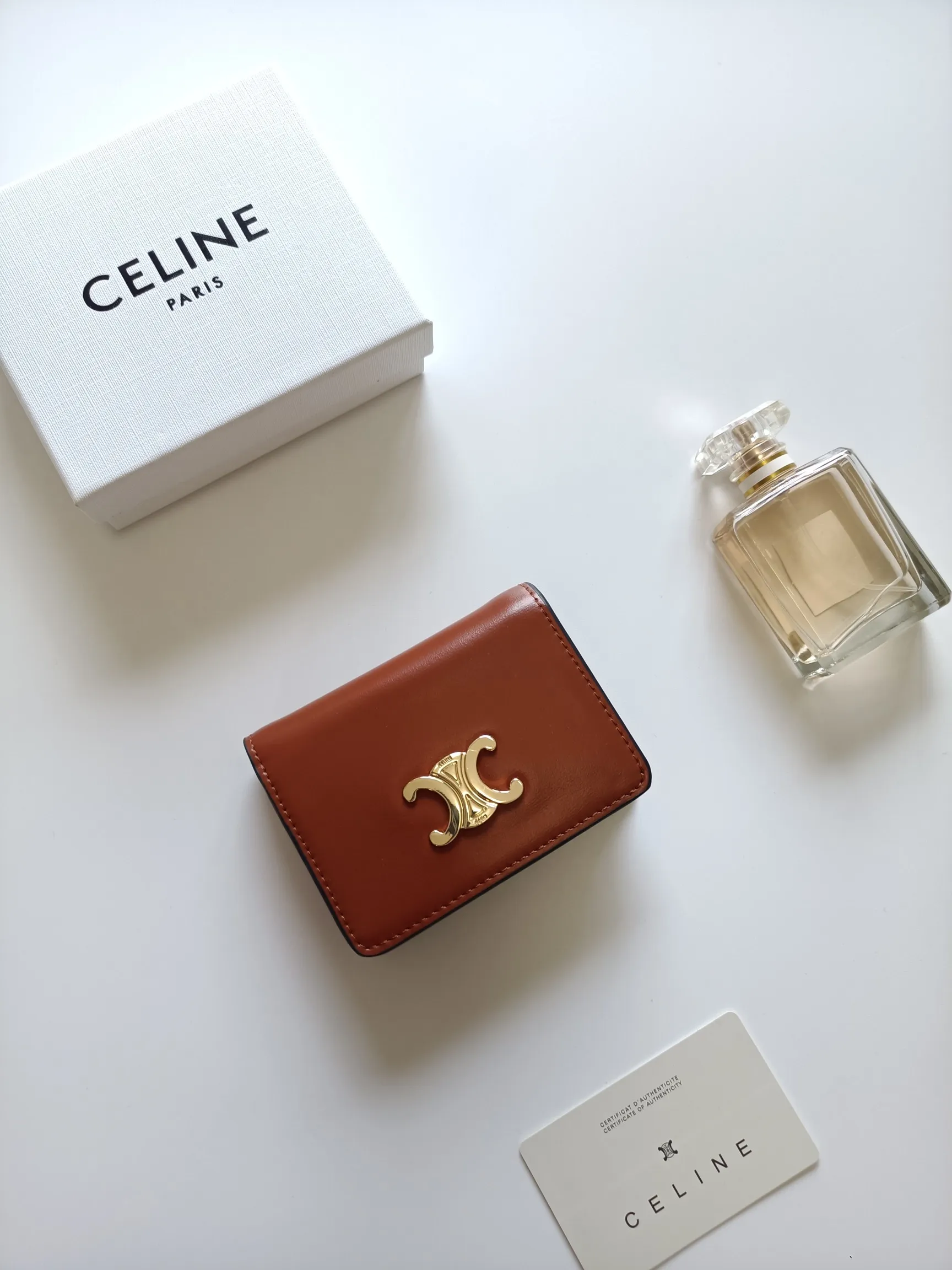 ￥140 Celine classic card holder, TRIOMPHE business card holder, large cowhide interior with plain microfiber TRIOMPHE CANVAS logo print, gold finish TRIOMPHE metal snap closure, 1 zipper coin pocket, 5 card slots, 1 banknote pocket, 1 flat pocket No.: 10K623 Size: 11 X 9 X 3cm