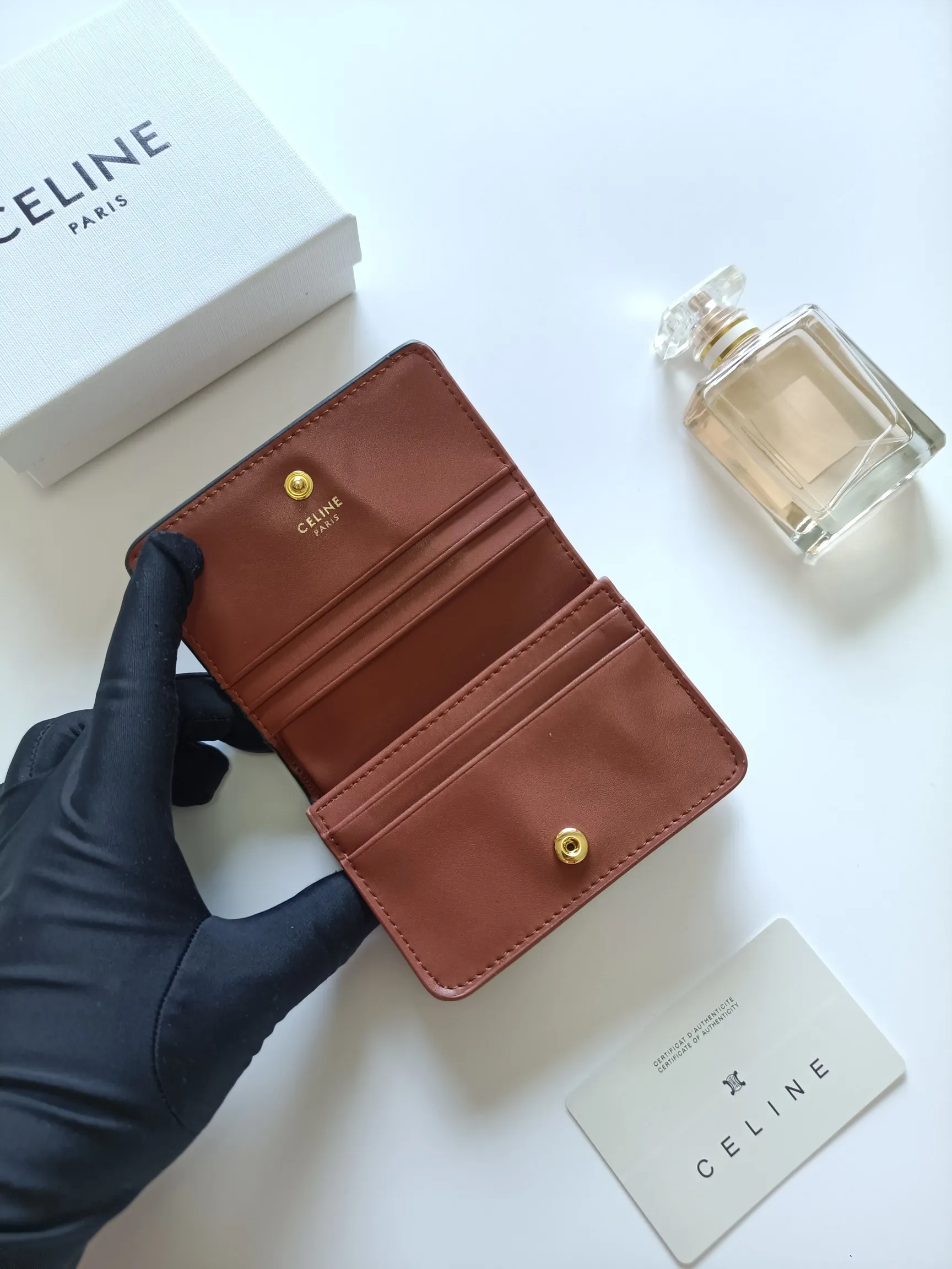 ￥140 Celine classic card holder, TRIOMPHE business card holder, large cowhide interior with plain microfiber TRIOMPHE CANVAS logo print, gold finish TRIOMPHE metal snap closure, 1 zipper coin pocket, 5 card slots, 1 banknote pocket, 1 flat pocket No.: 10K623 Size: 11 X 9 X 3cm