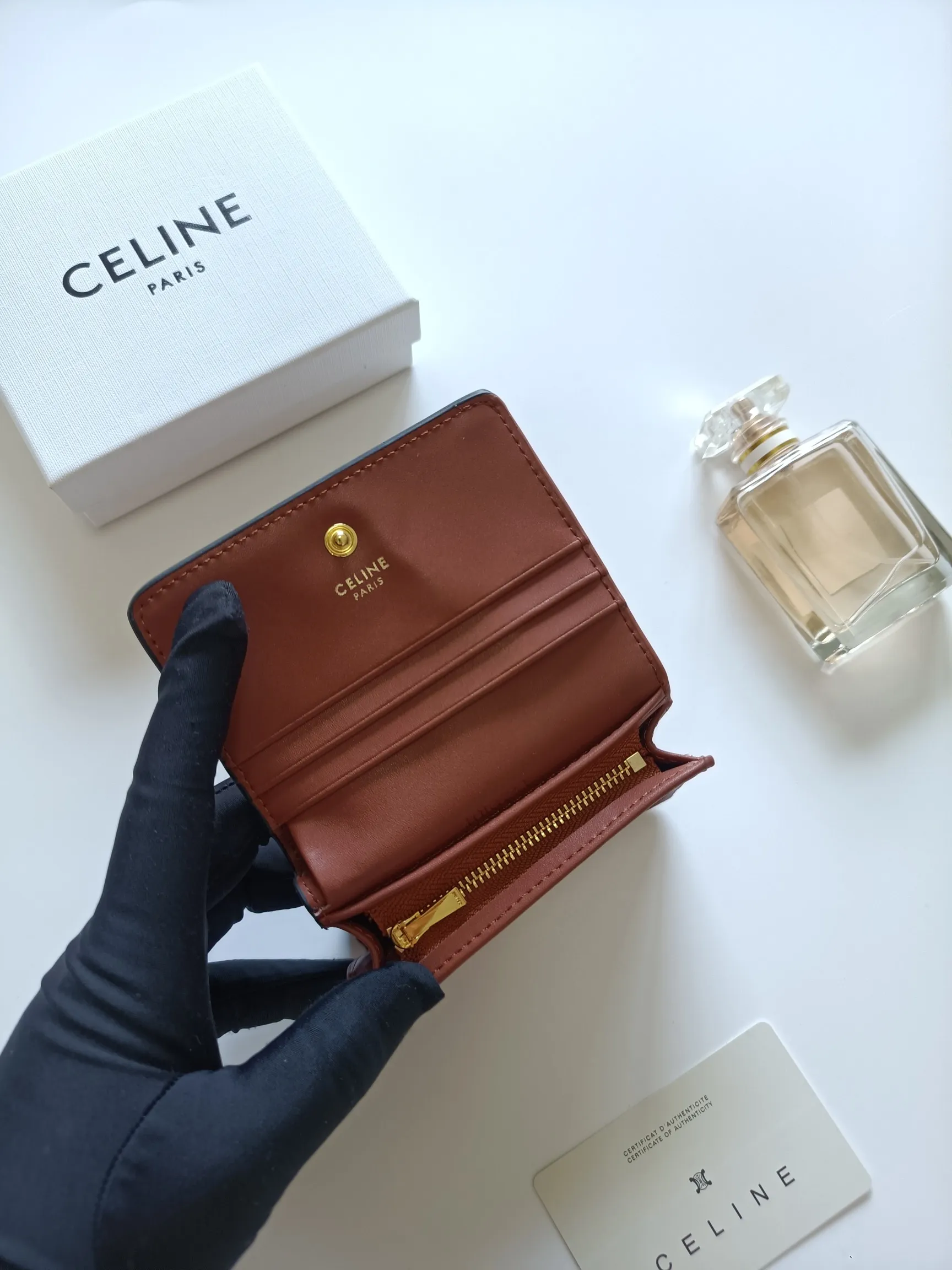￥140 Celine classic card holder, TRIOMPHE business card holder, large cowhide interior with plain microfiber TRIOMPHE CANVAS logo print, gold finish TRIOMPHE metal snap closure, 1 zipper coin pocket, 5 card slots, 1 banknote pocket, 1 flat pocket No.: 10K623 Size: 11 X 9 X 3cm