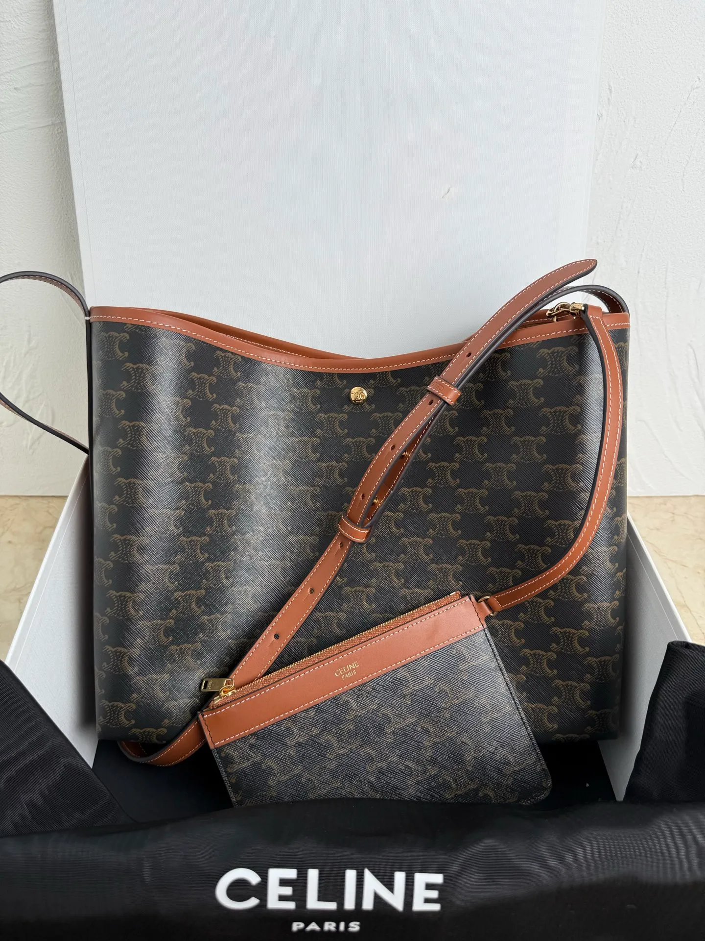 p1260 CE SOFT SHOPPER logo printed handbag.  Cross-body and shoulder carry TRIOMPHE snap closure 1 main compartment 1 internal removable zip pocket Adjustable shoulder strap, minimum length 10.24 inches (26 cm), maximum length 13.39 inches (34 cm) Style number: 123912 Presbyopia Brown Dimensions: 32.5x24.5x14cm (with original packaging)