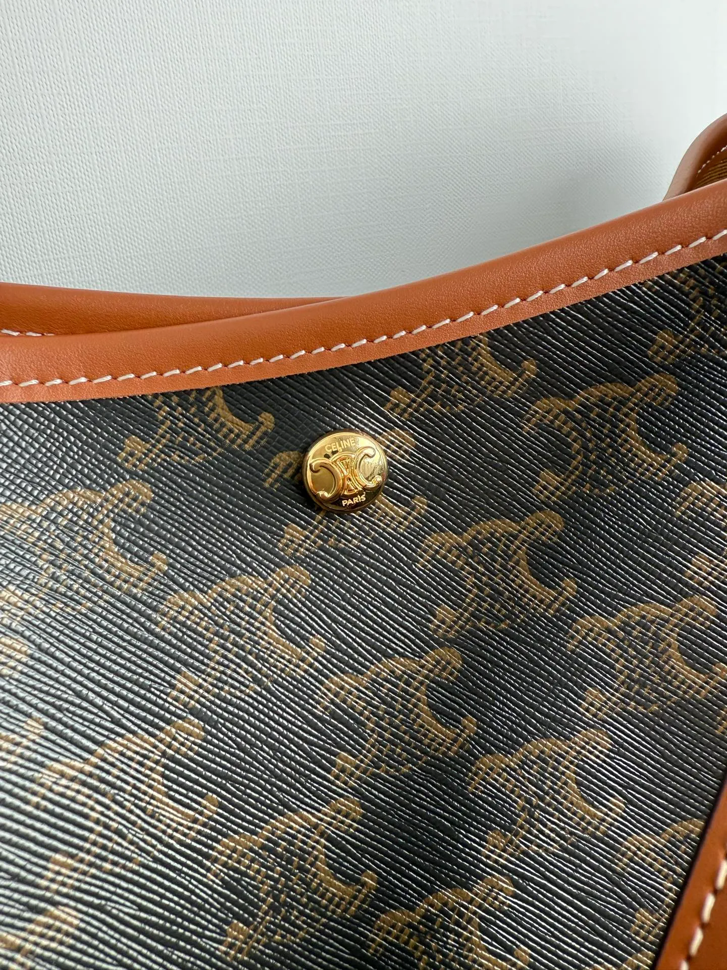 p1260 CE SOFT SHOPPER logo printed handbag.  Cross-body and shoulder carry TRIOMPHE snap closure 1 main compartment 1 internal removable zip pocket Adjustable shoulder strap, minimum length 10.24 inches (26 cm), maximum length 13.39 inches (34 cm) Style number: 123912 Presbyopia Brown Dimensions: 32.5x24.5x14cm (with original packaging)