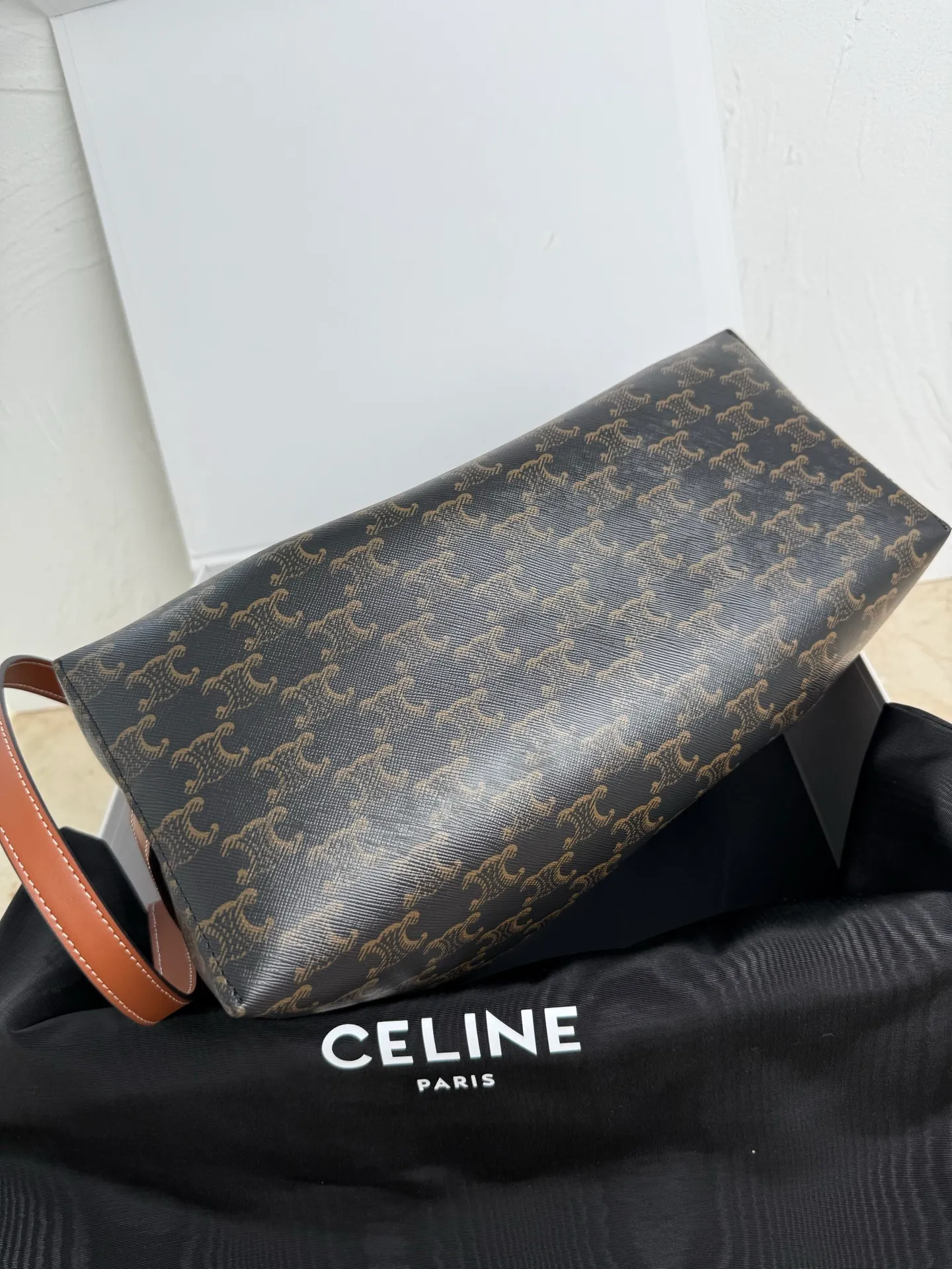p1260 CE SOFT SHOPPER logo printed handbag.  Cross-body and shoulder carry TRIOMPHE snap closure 1 main compartment 1 internal removable zip pocket Adjustable shoulder strap, minimum length 10.24 inches (26 cm), maximum length 13.39 inches (34 cm) Style number: 123912 Presbyopia Brown Dimensions: 32.5x24.5x14cm (with original packaging)