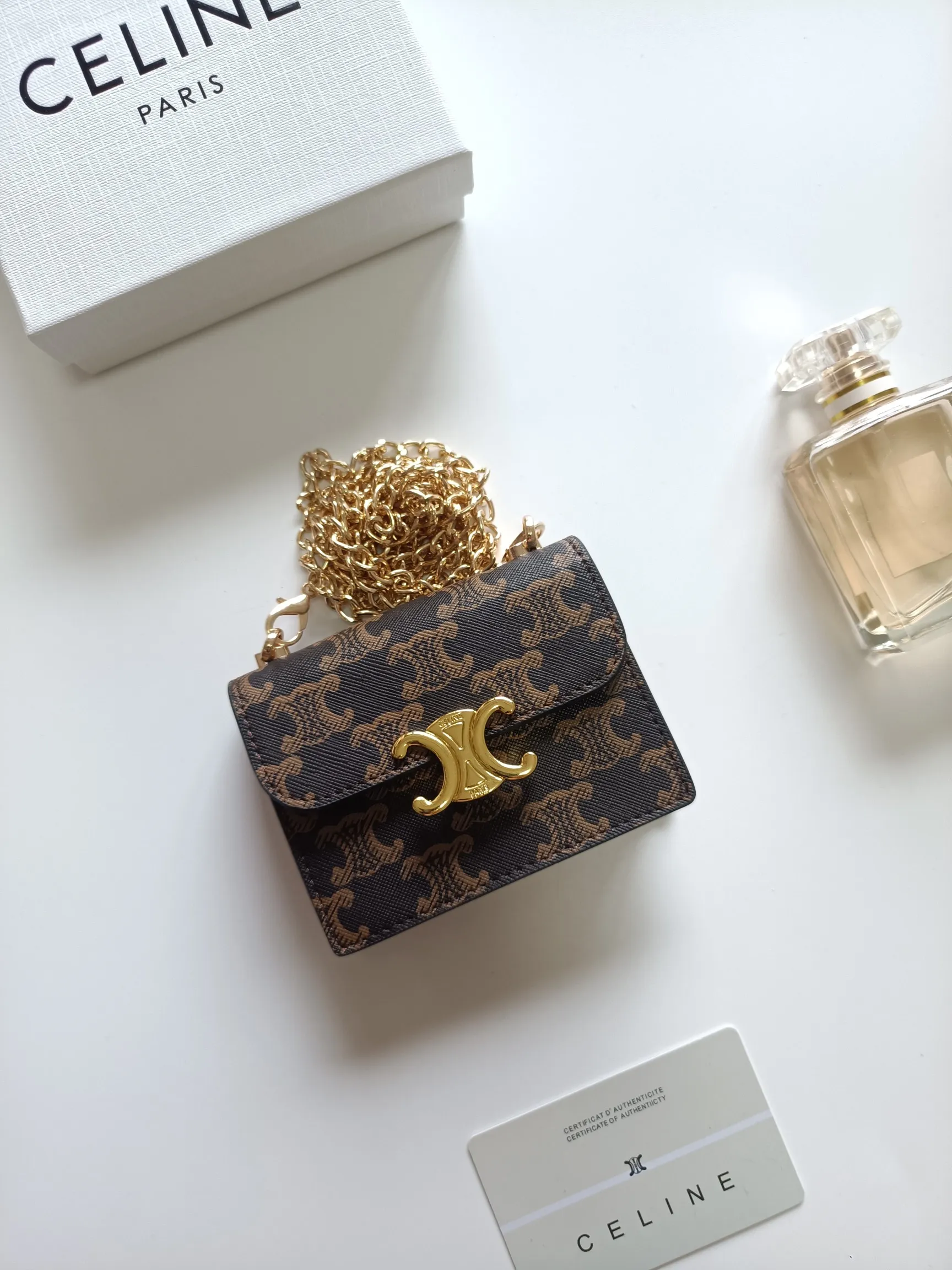 💰160 Celine's new chain TRIOMPHE business card bag, which can be worn cross-body, has a classic pattern with plain microfiber on the inside, gold-finished TRIOMPHE metal snap closure, 1 thickened main compartment, and 3 inner card slots. No.: 10N062 Size: 10.5x8.5x3 cm