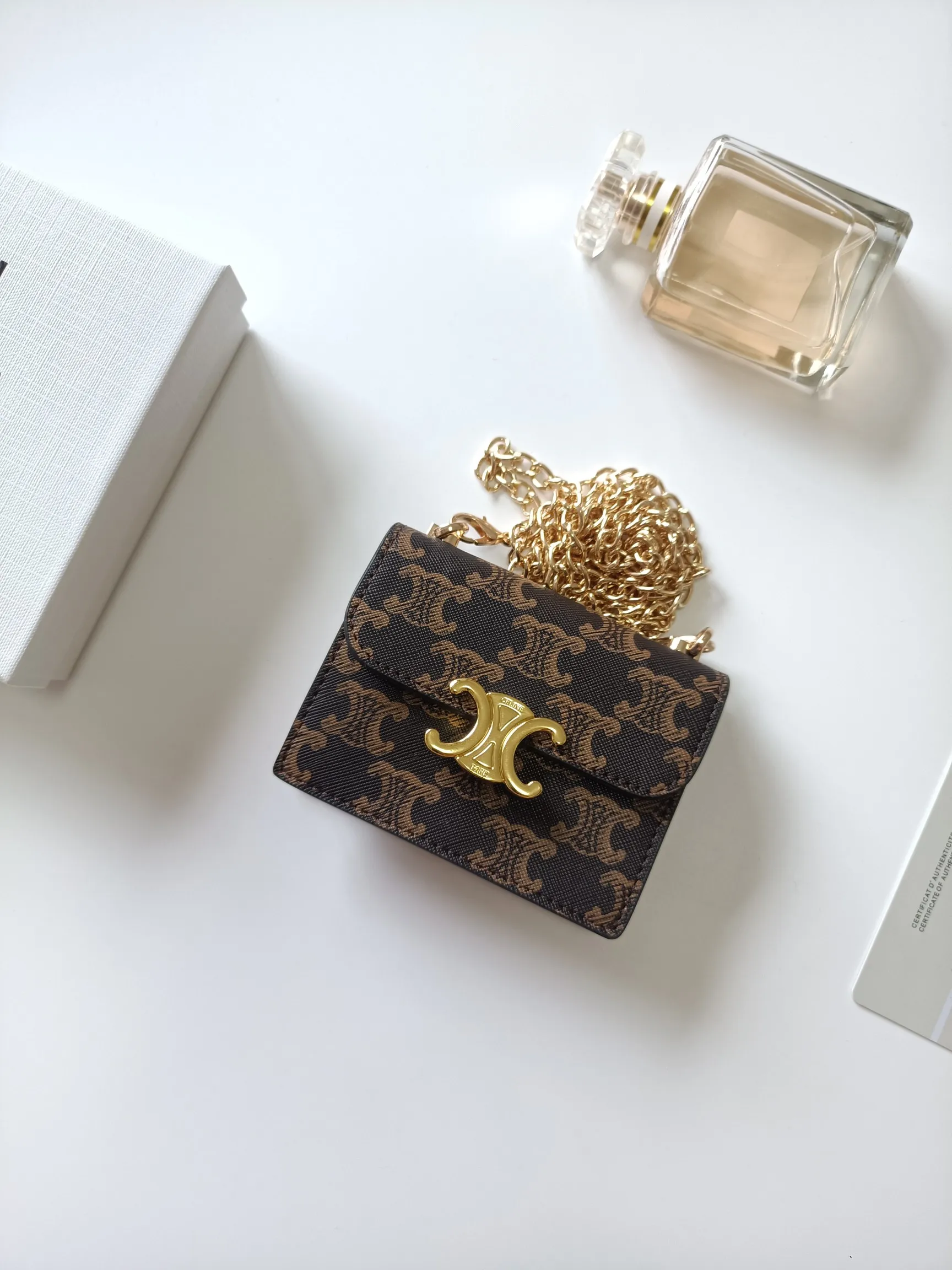 💰160 Celine's new chain TRIOMPHE business card bag, which can be worn cross-body, has a classic pattern with plain microfiber on the inside, gold-finished TRIOMPHE metal snap closure, 1 thickened main compartment, and 3 inner card slots. No.: 10N062 Size: 10.5x8.5x3 cm