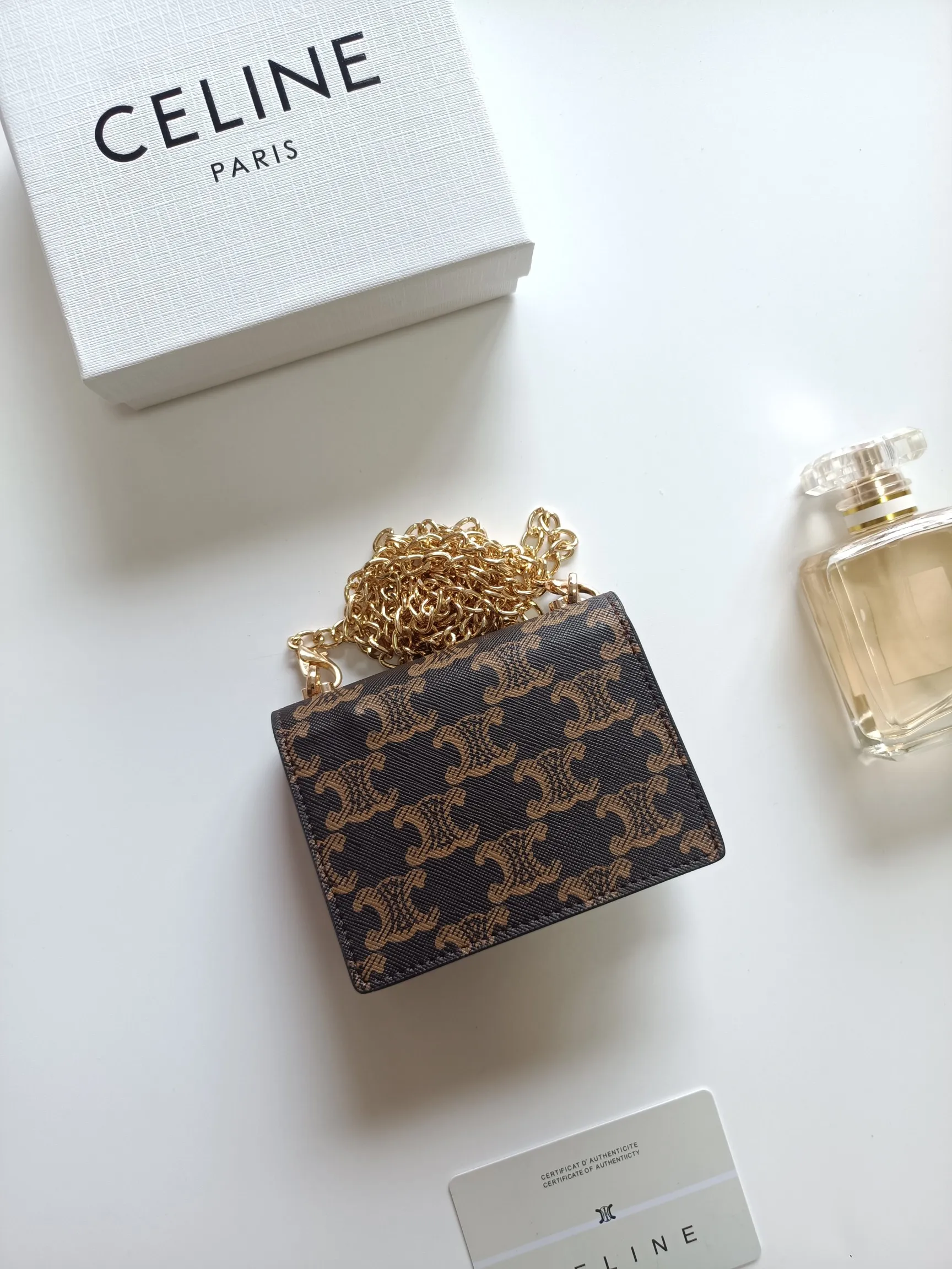 💰160 Celine's new chain TRIOMPHE business card bag, which can be worn cross-body, has a classic pattern with plain microfiber on the inside, gold-finished TRIOMPHE metal snap closure, 1 thickened main compartment, and 3 inner card slots. No.: 10N062 Size: 10.5x8.5x3 cm