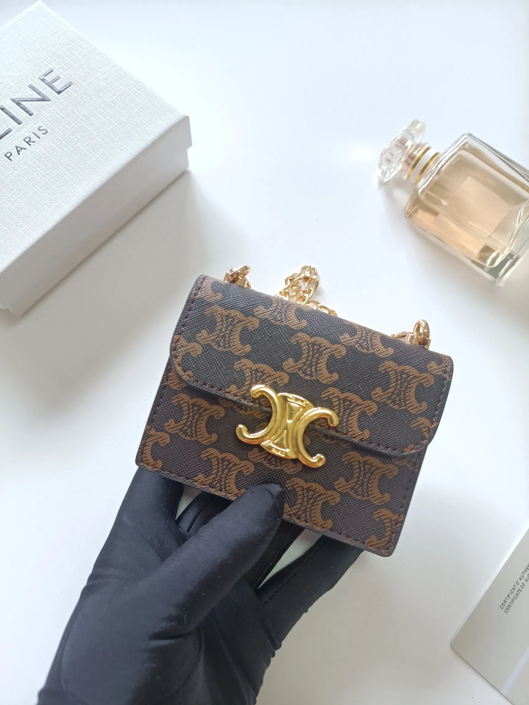 💰160 Celine's new chain TRIOMPHE business card bag, which can be worn cross-body, has a classic pattern with plain microfiber on the inside, gold-finished TRIOMPHE metal snap closure, 1 thickened main compartment, and 3 inner card slots. No.: 10N062 Size: 10.5x8.5x3 cm