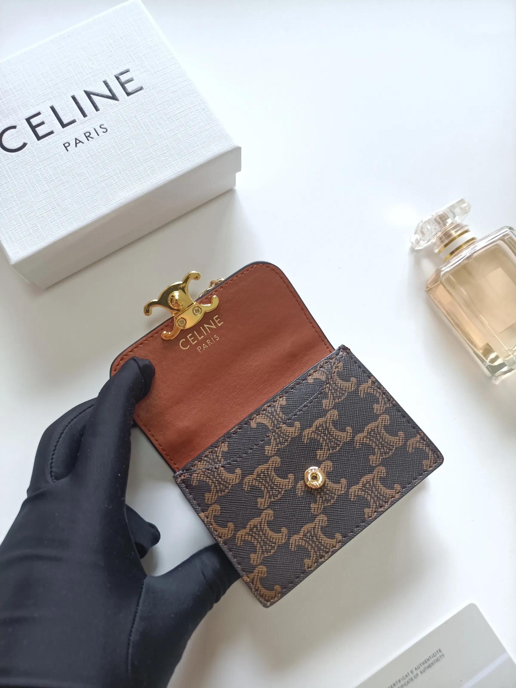 💰160 Celine's new chain TRIOMPHE business card bag, which can be worn cross-body, has a classic pattern with plain microfiber on the inside, gold-finished TRIOMPHE metal snap closure, 1 thickened main compartment, and 3 inner card slots. No.: 10N062 Size: 10.5x8.5x3 cm