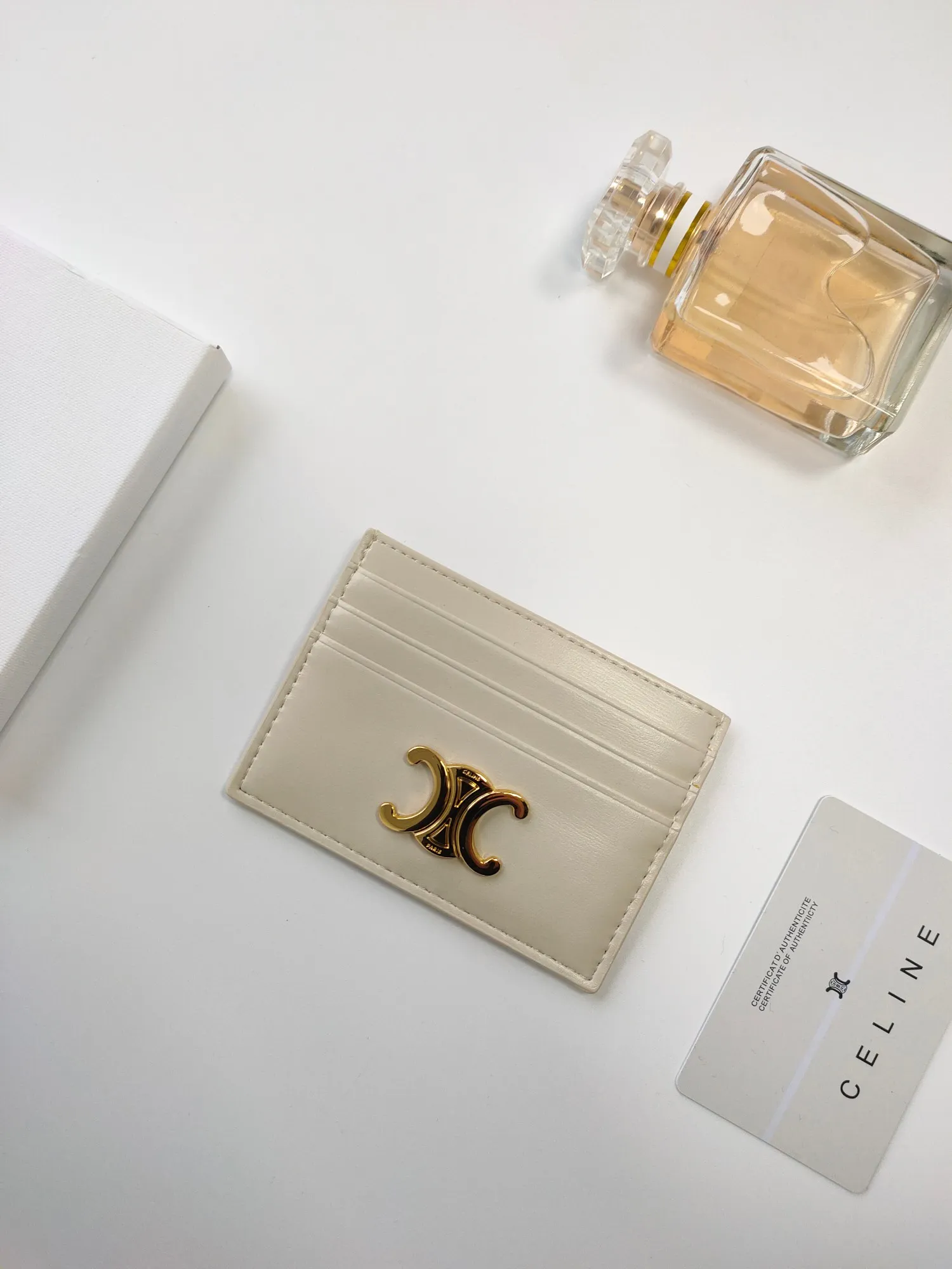 💰100💰CELINE's new embossed logo card holder, made of first-layer cowhide, two card slots + one middle pocket. Style number: 10L833 Size: 10.5×7cm