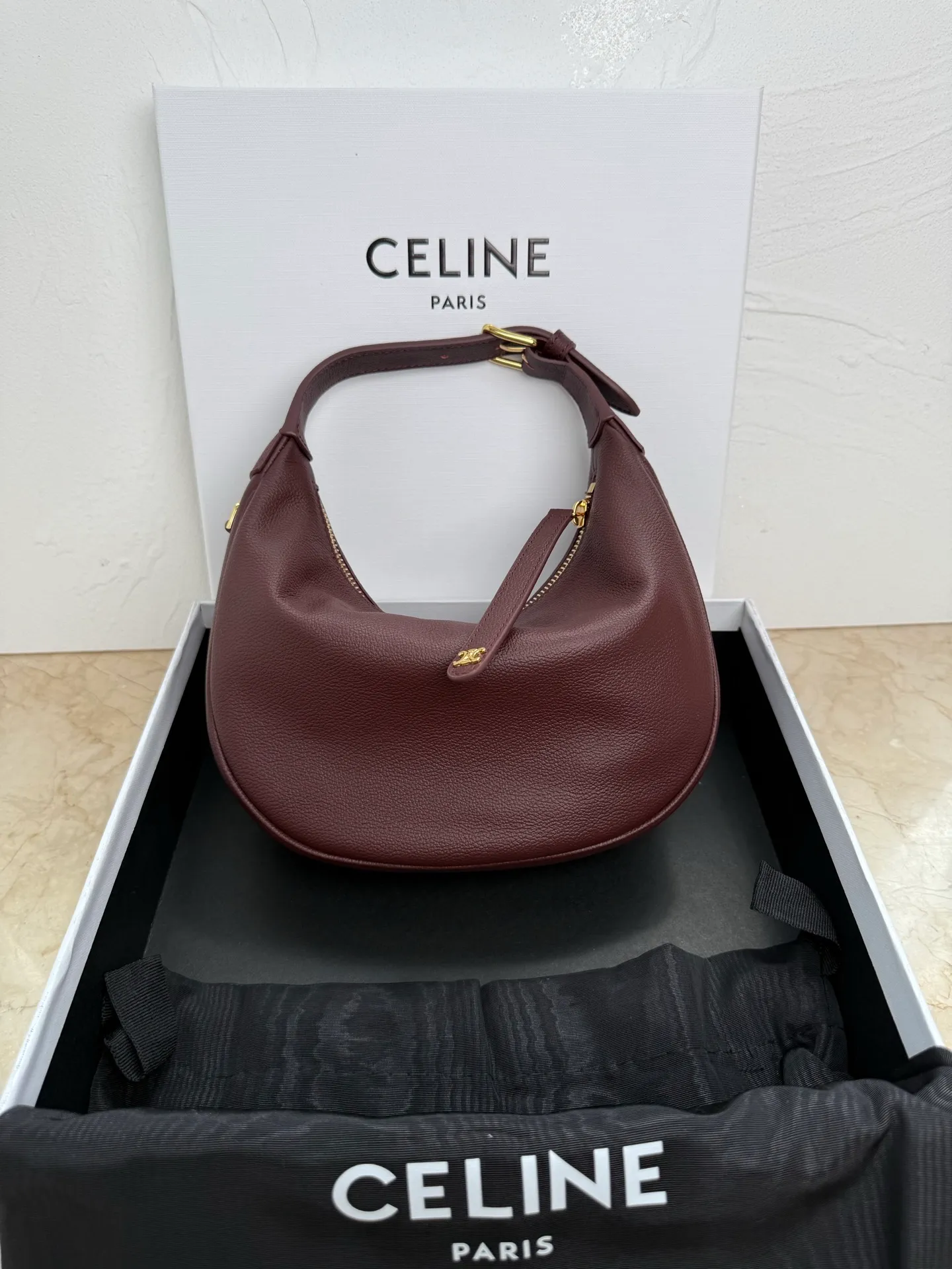 p1460 new product online 🅰️🅰️ CE new LuLu bag This time CE’s new LuLu bag is really stunning. I was struck by this crescent bag at first glance. It has a sense of high-end. The body of the bag is made of soft calfskin and feels like rua clouds. The hardware is all old and retro style. When paired with it, the temperament takes off. The most amazing thing is this bag shape! It can be salty, sweet, commuting, dating, cross-body, or one-shoulder. They are all very beautiful, and the capacity is completely sufficient for daily use. Paired with a coat, it looks like a lady, and paired with a sweater, it is very casual and casual. It is really versatile! ♻️ Style number: 119599 Color: Burgundy Size: 22x15x5cm
