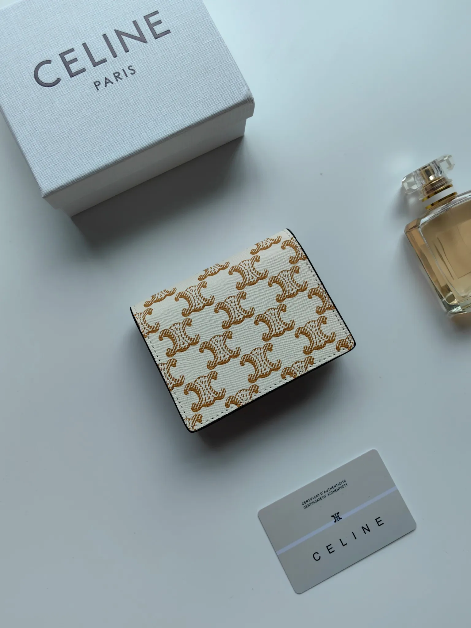💰130 Celine's new card holder, TRIOMPHE business card holder, classic pattern large surface with plain microfiber interior, gold finish TRIOMPHE metal snap closure, 1 thickened main compartment, 3 inner card slots. No.: 10N063 Size: 10.5x8.5x3 cm