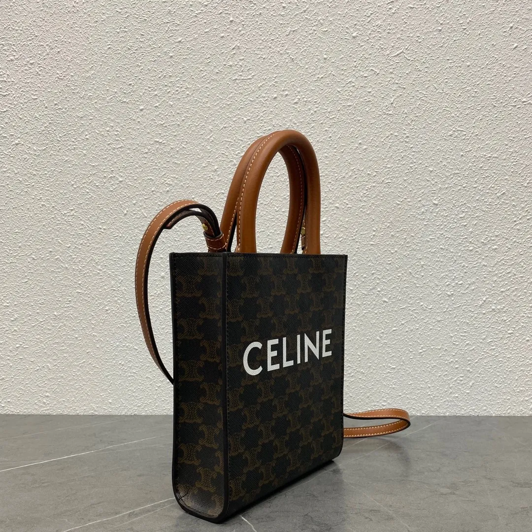 Triomphe Mini Tote 💯Comes with a little elf 〰️It’s not too cute. It’s an irresistible charm for all the beauties🤳🏻Material yellow crane brown Size: 17-20-6