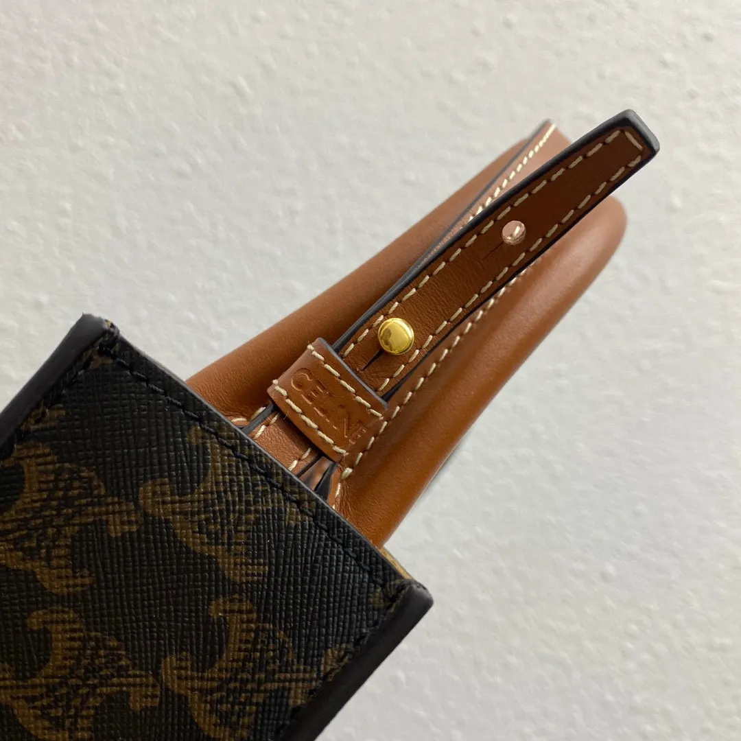 Triomphe Mini Tote 💯Comes with a little elf 〰️It’s not too cute. It’s an irresistible charm for all the beauties🤳🏻Material yellow crane brown Size: 17-20-6