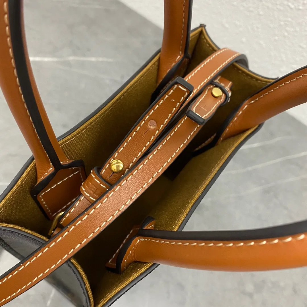 Triomphe Mini Tote 💯Comes with a little elf 〰️It’s not too cute. It’s an irresistible charm for all the beauties🤳🏻Material yellow crane brown Size: 17-20-6