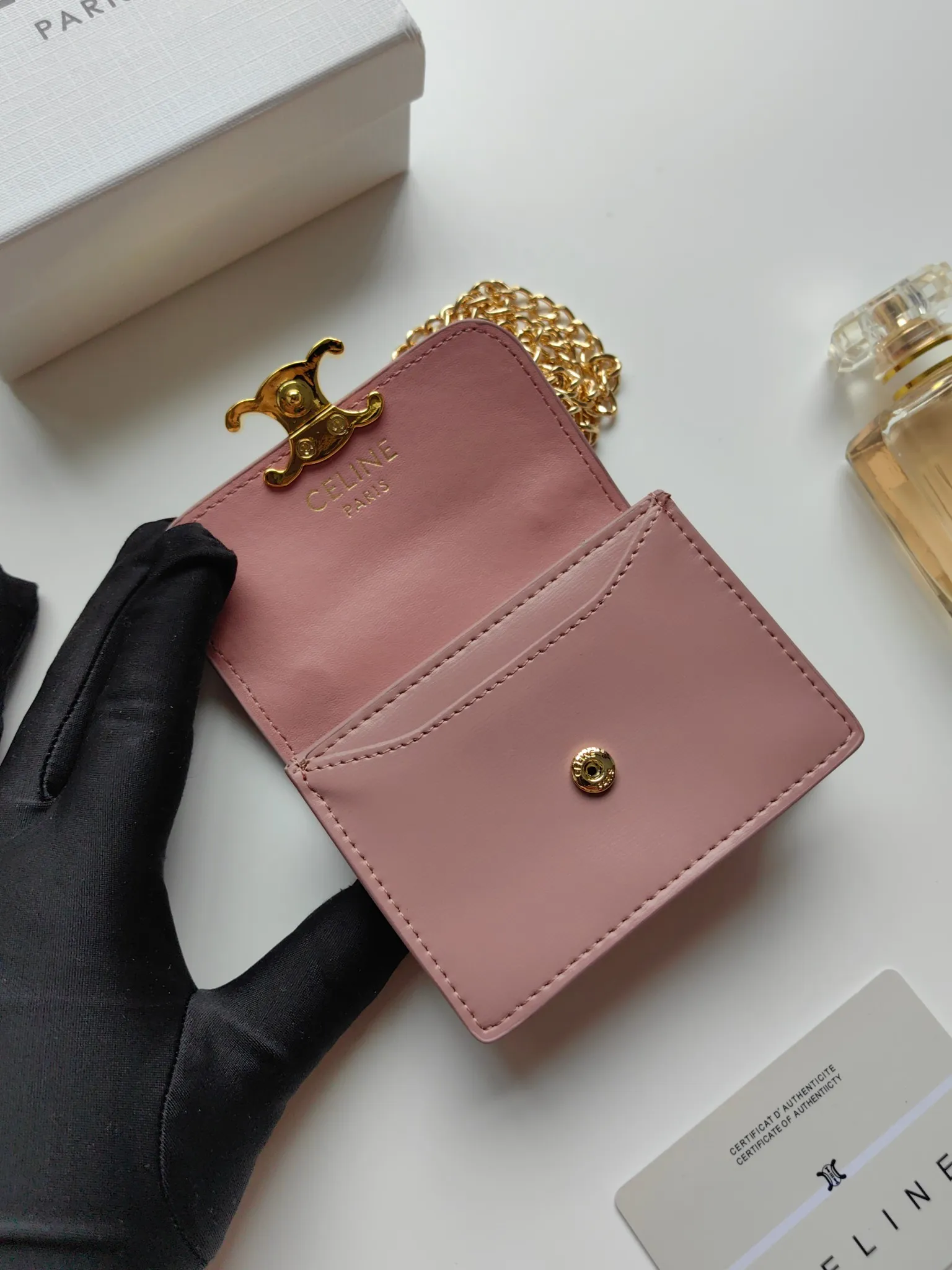 💰140 Celine's new chain TRIOMPHE business card bag, which can be worn cross-body, has a classic pattern with plain microfiber on the inside, gold-finished TRIOMPHE metal snap closure, 1 thickened main compartment, and 3 inner card slots. No.: 10N062 Size: 10.5x8.5x3 cm