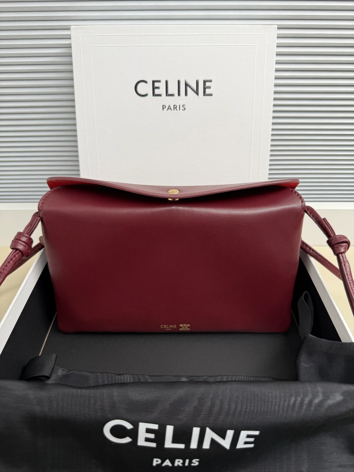 750. The new model retains the classic three-layer design while fully upgrading the details ~ 100% adaptability 💯 💡Three changes: . The front and back bags are changed to metal buckle design, which makes it more casual and sexy. The shoulder straps are knotted and the length can be adjusted as desired. The logo is moved to the bottom of the bag, which is refined and unobtrusive. Size: 22cm. 10p1724