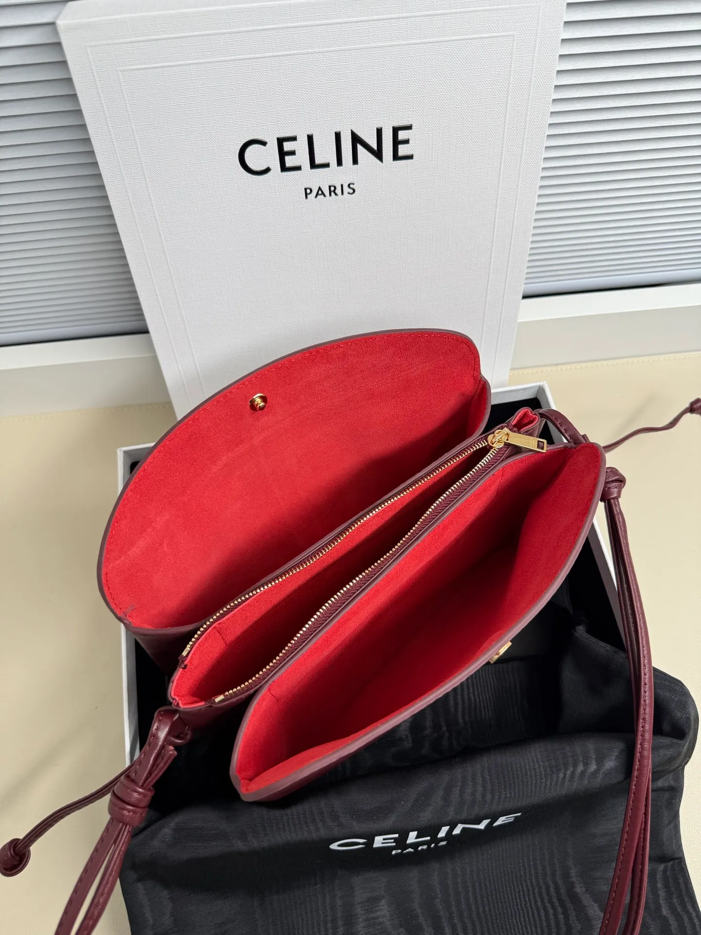 750. The new model retains the classic three-layer design while fully upgrading the details ~ 100% adaptability 💯 💡Three changes: . The front and back bags are changed to metal buckle design, which makes it more casual and sexy. The shoulder straps are knotted and the length can be adjusted as desired. The logo is moved to the bottom of the bag, which is refined and unobtrusive. Size: 22cm. 10p1724