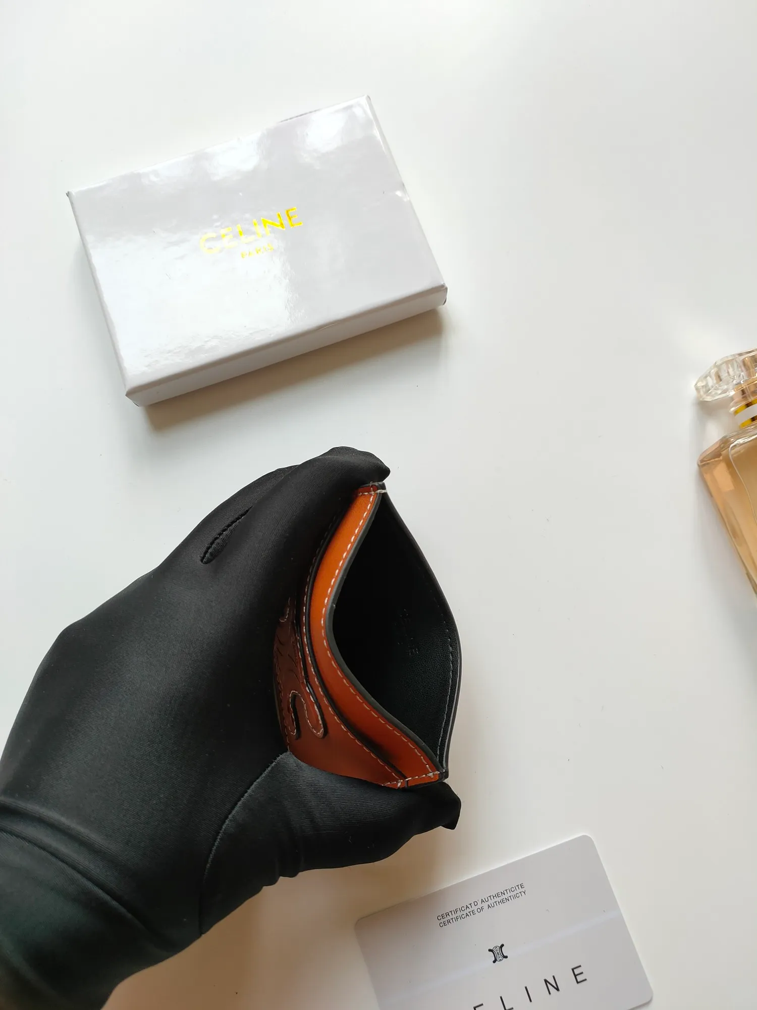 ￥90 CELINE's new embossed logo card holder, made of first-layer cowhide, two card slots + one middle pocket. Style number: 10B703 Size: 10.5 X 7cm