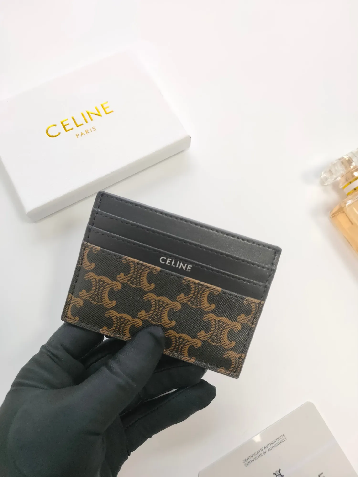 💰90💰CELINE's new embossed logo card holder, made of first-layer cowhide, two card slots + one middle pocket Style number: 10L833 Size: 10.5×7cm