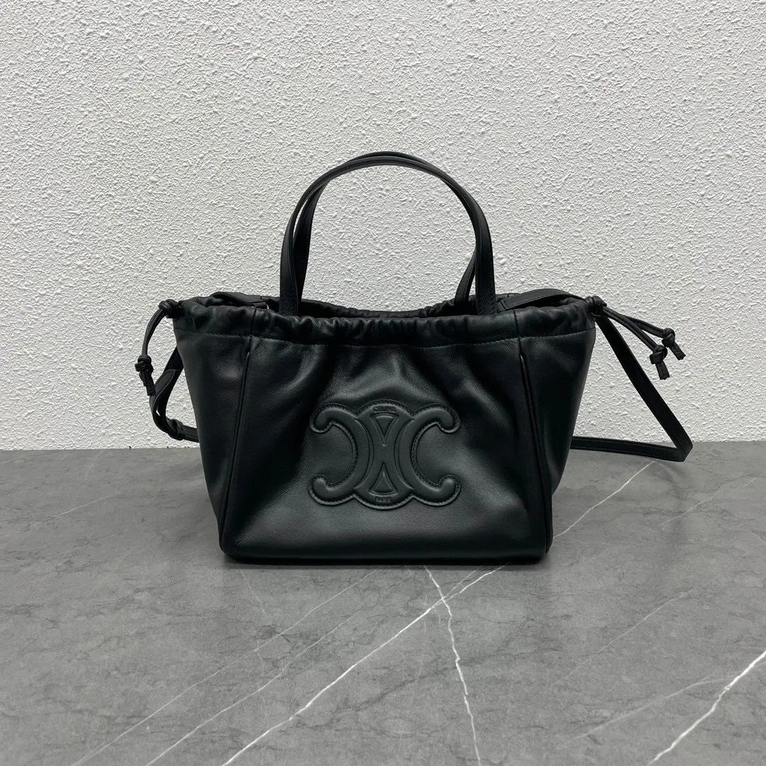 CABAS TRIOMPHE Cuir small smooth cow leather drawstring shopping bag, outer cowhide, inner suede cowhide lining, can be carried by hand, shoulder and cross-body, decorative drawstring, detachable and adjustable shoulder strap, sisters who want a large-capacity bag, close your eyes👏Everyday umbrella, mobile phone, water bottle, cosmetics can be packed casually Cow leather, suede cow leather lining, can be carried by hand, shoulder or cross-body, decorative drawstring, with detachable and adjustable shoulder strap, minimum length 45 cm, maximum length 54 cm Number: 111013DU3.04LU Size: 22x17x15cm