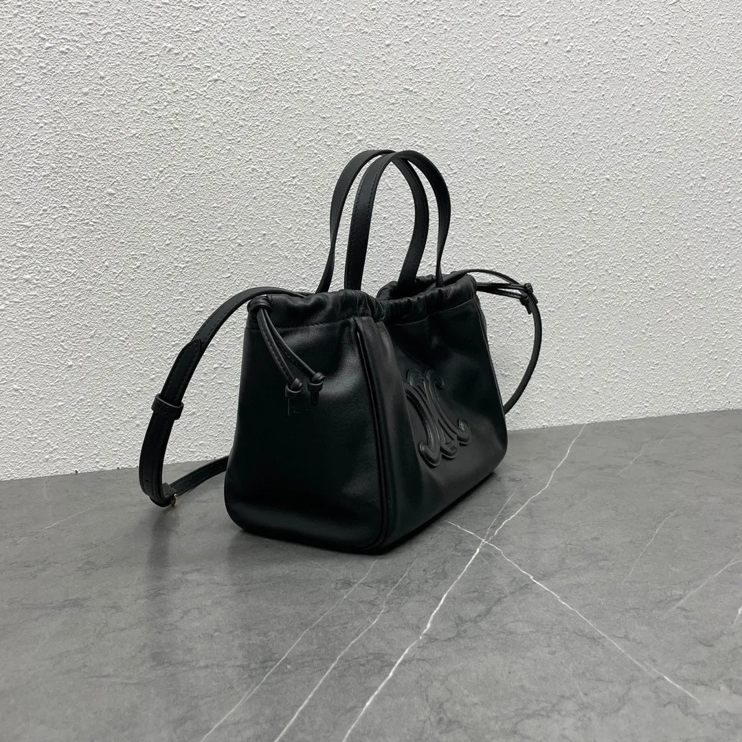 CABAS TRIOMPHE Cuir small smooth cow leather drawstring shopping bag, outer cowhide, inner suede cowhide lining, can be carried by hand, shoulder and cross-body, decorative drawstring, detachable and adjustable shoulder strap, sisters who want a large-capacity bag, close your eyes👏Everyday umbrella, mobile phone, water bottle, cosmetics can be packed casually Cow leather, suede cow leather lining, can be carried by hand, shoulder or cross-body, decorative drawstring, with detachable and adjustable shoulder strap, minimum length 45 cm, maximum length 54 cm Number: 111013DU3.04LU Size: 22x17x15cm