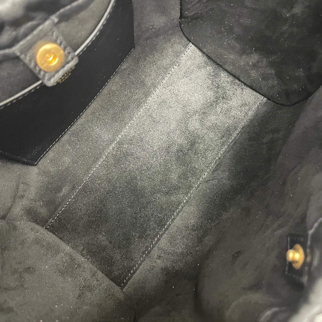 CABAS TRIOMPHE Cuir small smooth cow leather drawstring shopping bag, outer cowhide, inner suede cowhide lining, can be carried by hand, shoulder and cross-body, decorative drawstring, detachable and adjustable shoulder strap, sisters who want a large-capacity bag, close your eyes👏Everyday umbrella, mobile phone, water bottle, cosmetics can be packed casually Cow leather, suede cow leather lining, can be carried by hand, shoulder or cross-body, decorative drawstring, with detachable and adjustable shoulder strap, minimum length 45 cm, maximum length 54 cm Number: 111013DU3.04LU Size: 22x17x15cm