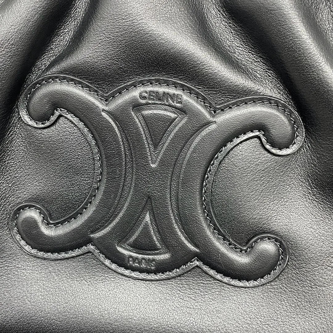 CABAS TRIOMPHE Cuir small smooth cow leather drawstring shopping bag, outer cowhide, inner suede cowhide lining, can be carried by hand, shoulder and cross-body, decorative drawstring, detachable and adjustable shoulder strap, sisters who want a large-capacity bag, close your eyes👏Everyday umbrella, mobile phone, water bottle, cosmetics can be packed casually Cow leather, suede cow leather lining, can be carried by hand, shoulder or cross-body, decorative drawstring, with detachable and adjustable shoulder strap, minimum length 45 cm, maximum length 54 cm Number: 111013DU3.04LU Size: 22x17x15cm