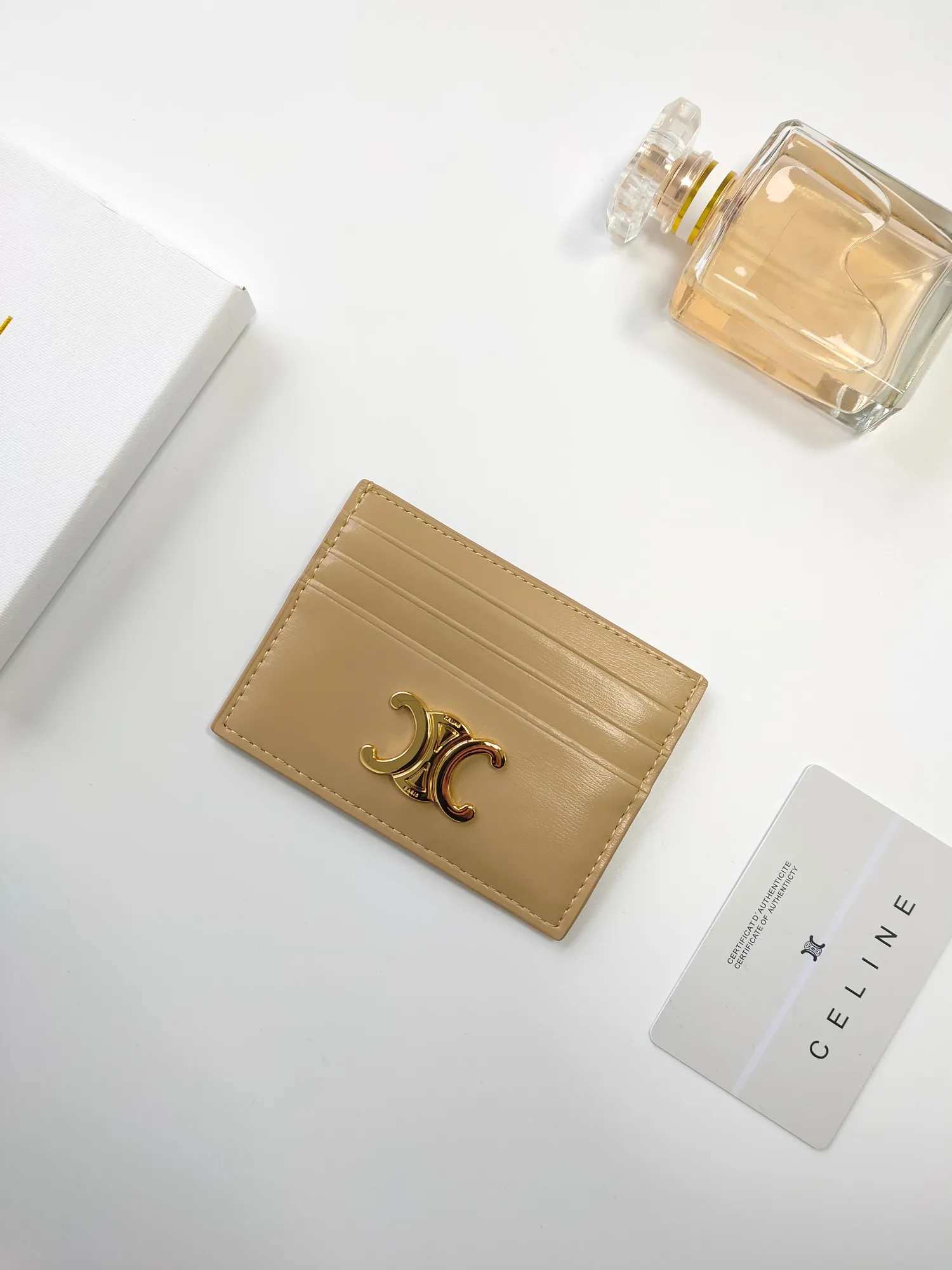 💰90💰CELINE's new embossed logo card holder, made of first-layer cowhide, two card slots + one middle pocket Style number: 10L833 Size: 10.5×7cm