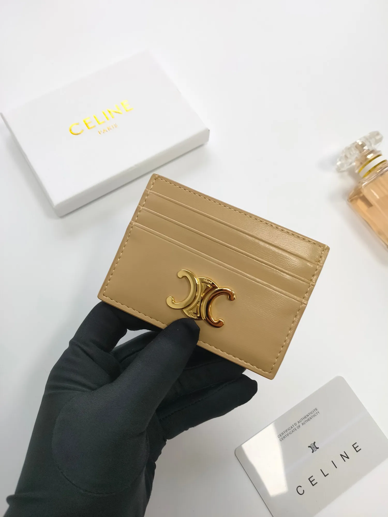 💰90💰CELINE's new embossed logo card holder, made of first-layer cowhide, two card slots + one middle pocket Style number: 10L833 Size: 10.5×7cm