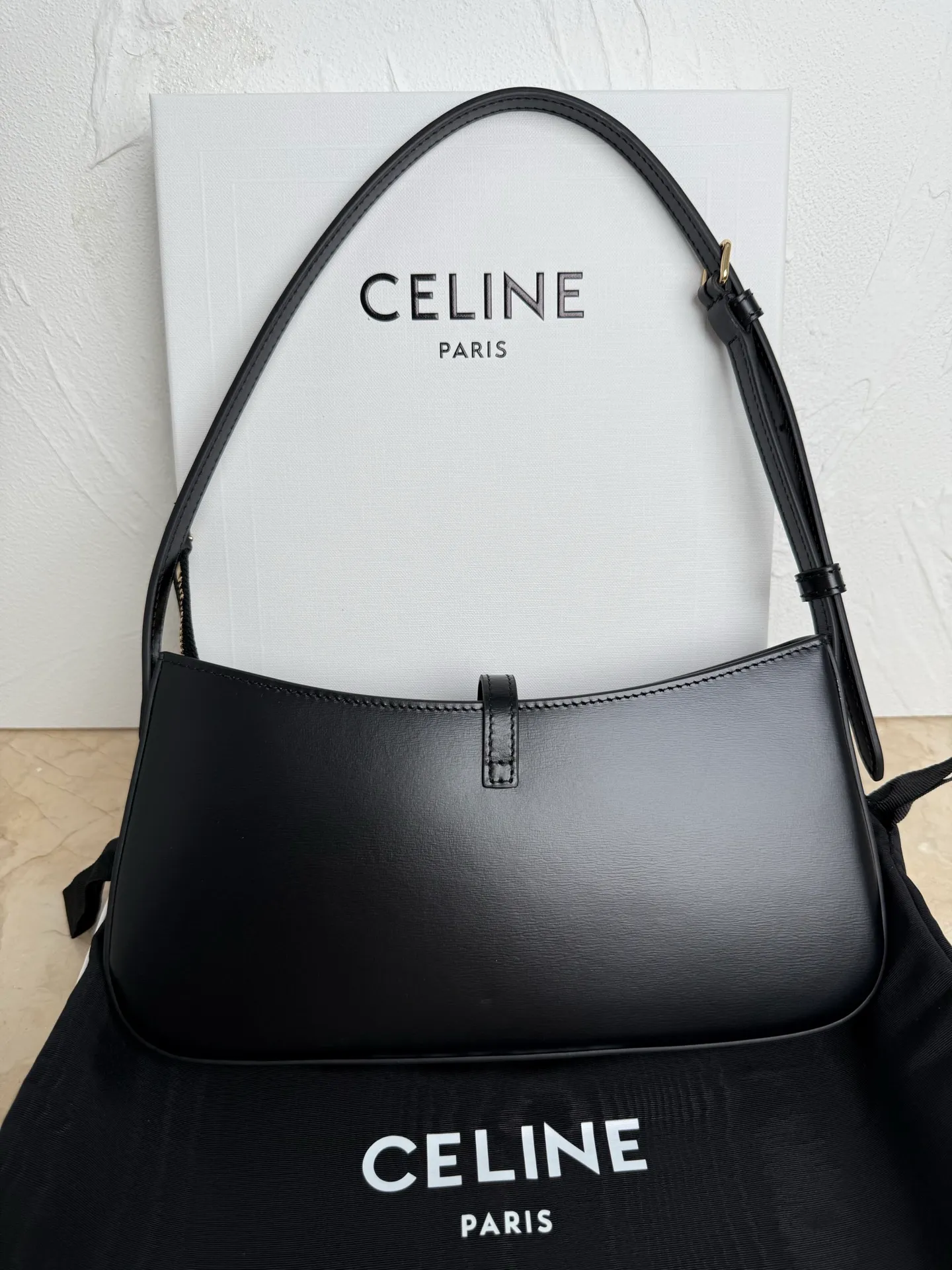 650. CELINE< TINA Shoulder Bag Black 9.8