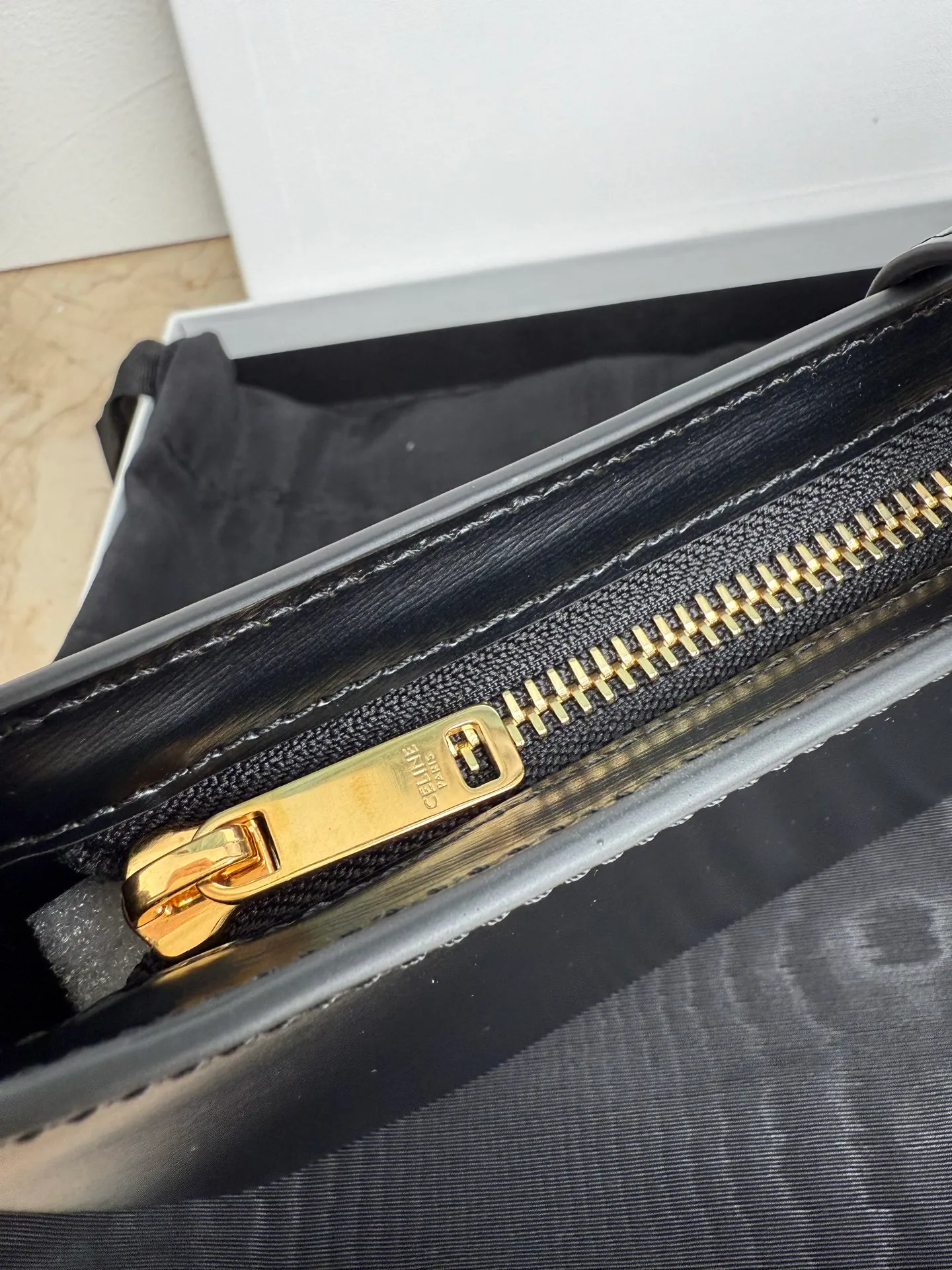 650. CELINE< TINA Shoulder Bag Black 9.8