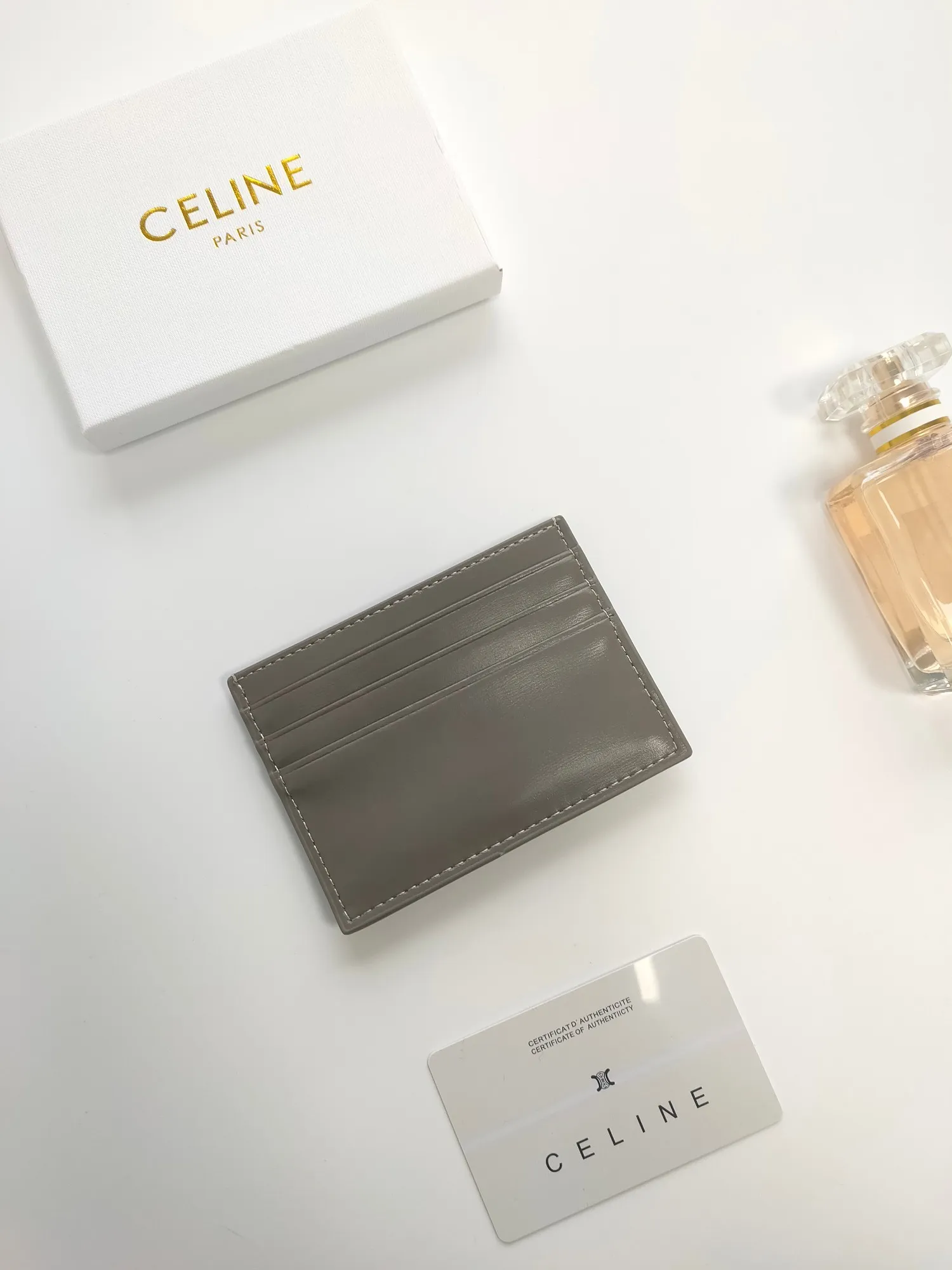 💰100💰CELINE's new embossed logo card holder, made of first-layer cowhide, two card slots + one middle pocket. Style number: 10L833 Size: 10.5×7cm
