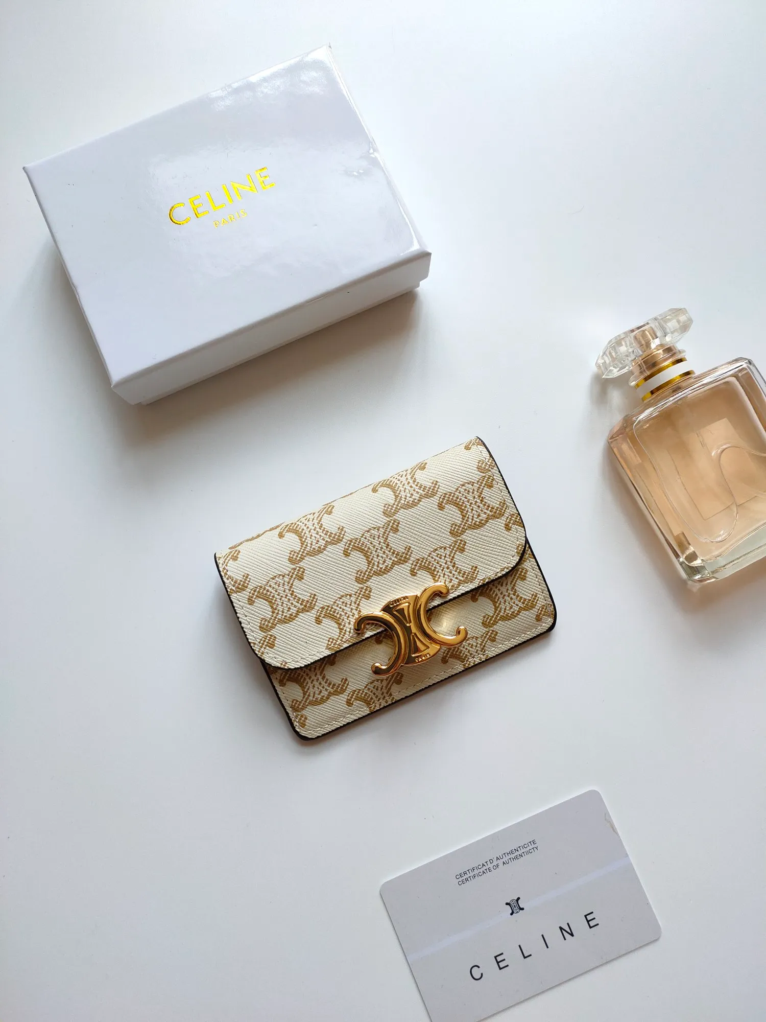 ￥110 CELINE’s latest TRIOMPHE logo printed card holder, gold finish, snap closure, model number: 101582, size: 10.5*7cm