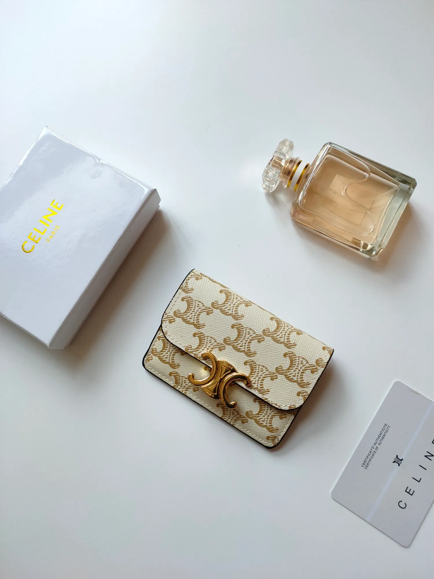 ￥110 CELINE’s latest TRIOMPHE logo printed card holder, gold finish, snap closure, model number: 101582, size: 10.5*7cm