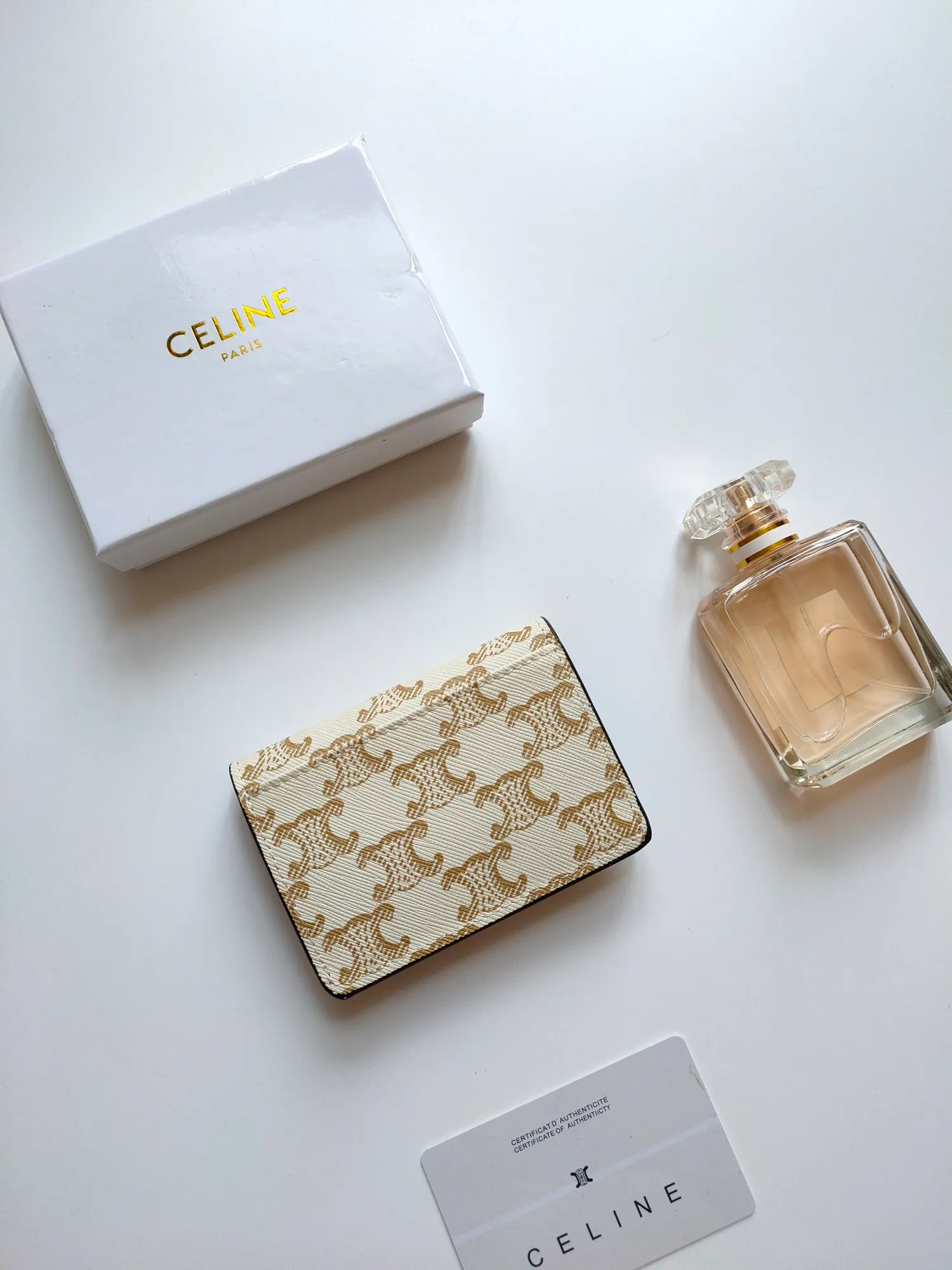 ￥110 CELINE’s latest TRIOMPHE logo printed card holder, gold finish, snap closure, model number: 101582, size: 10.5*7cm