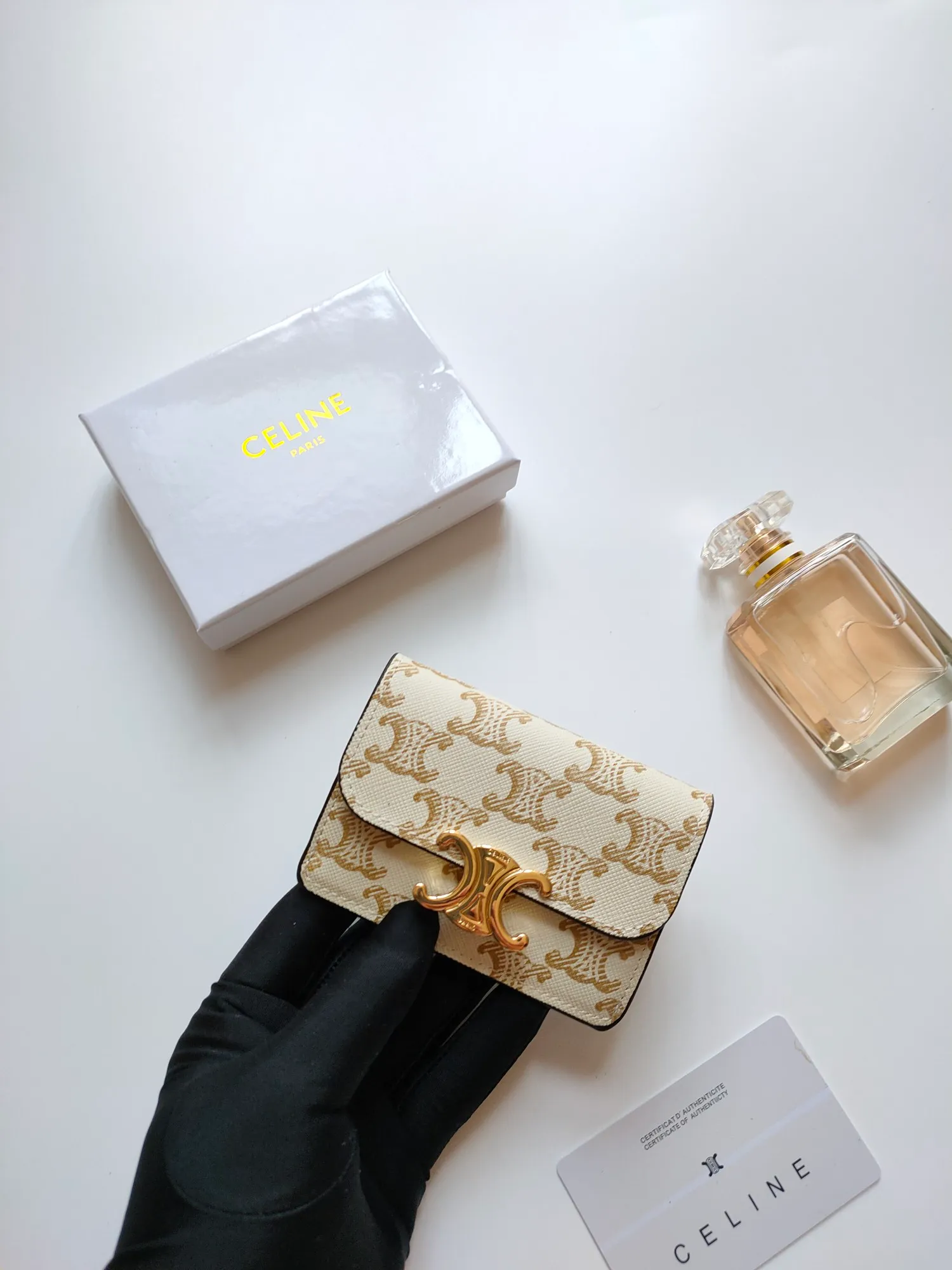 ￥110 CELINE’s latest TRIOMPHE logo printed card holder, gold finish, snap closure, model number: 101582, size: 10.5*7cm
