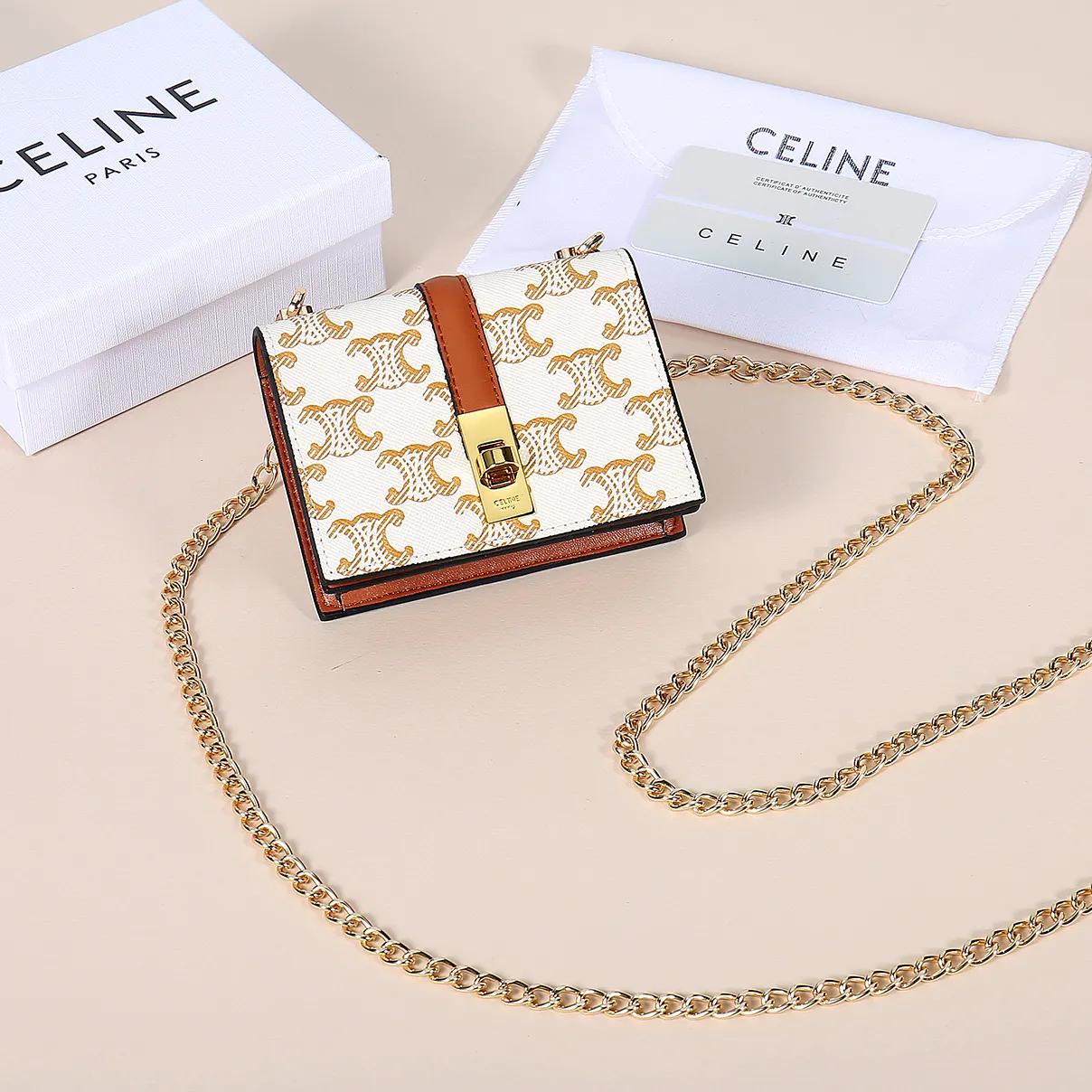 💰170, Celine's latest chain card holder, TRIOMPHE flip chain card holder, can be worn cross-body, classic pattern with plain microfiber interior, rotating lock closure, 1 thickened main compartment, 2 inner card slots. No.: 10M472 Size: 10.5x8.5x3 cm