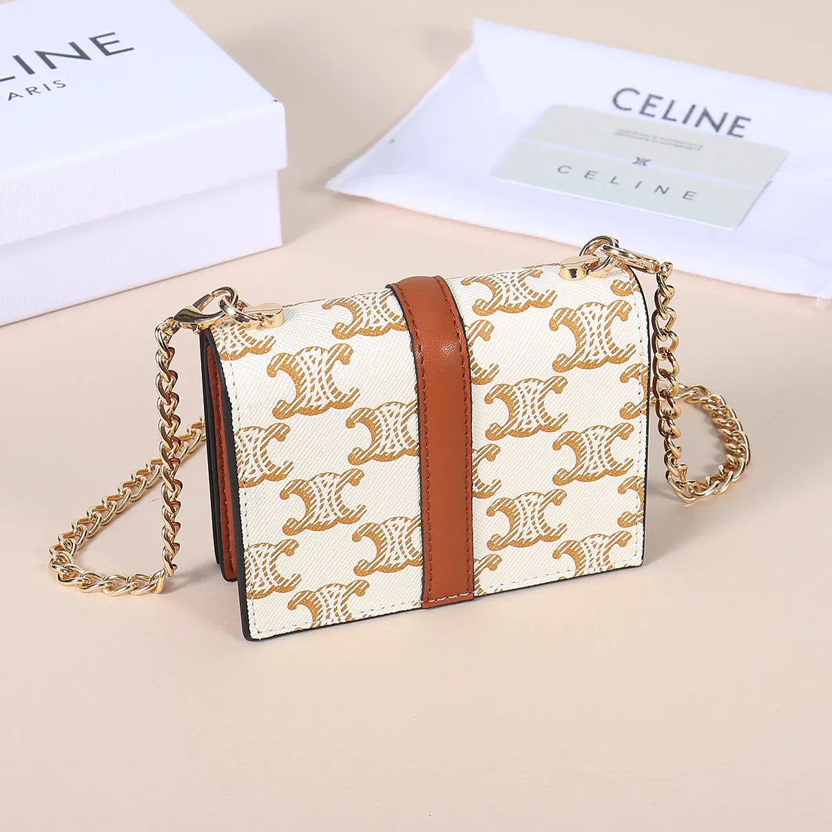 💰170, Celine's latest chain card holder, TRIOMPHE flip chain card holder, can be worn cross-body, classic pattern with plain microfiber interior, rotating lock closure, 1 thickened main compartment, 2 inner card slots. No.: 10M472 Size: 10.5x8.5x3 cm