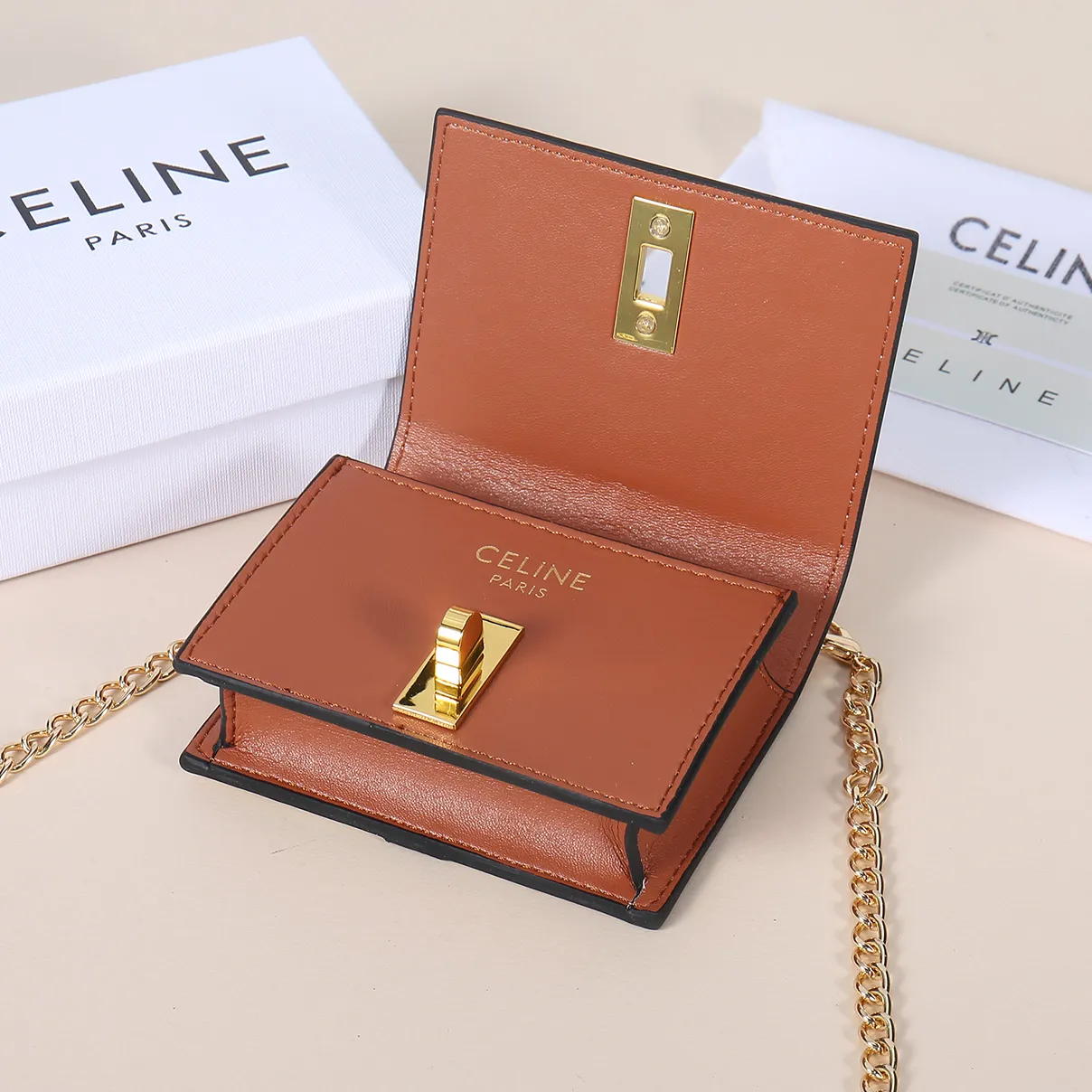 💰170, Celine's latest chain card holder, TRIOMPHE flip chain card holder, can be worn cross-body, classic pattern with plain microfiber interior, rotating lock closure, 1 thickened main compartment, 2 inner card slots. No.: 10M472 Size: 10.5x8.5x3 cm