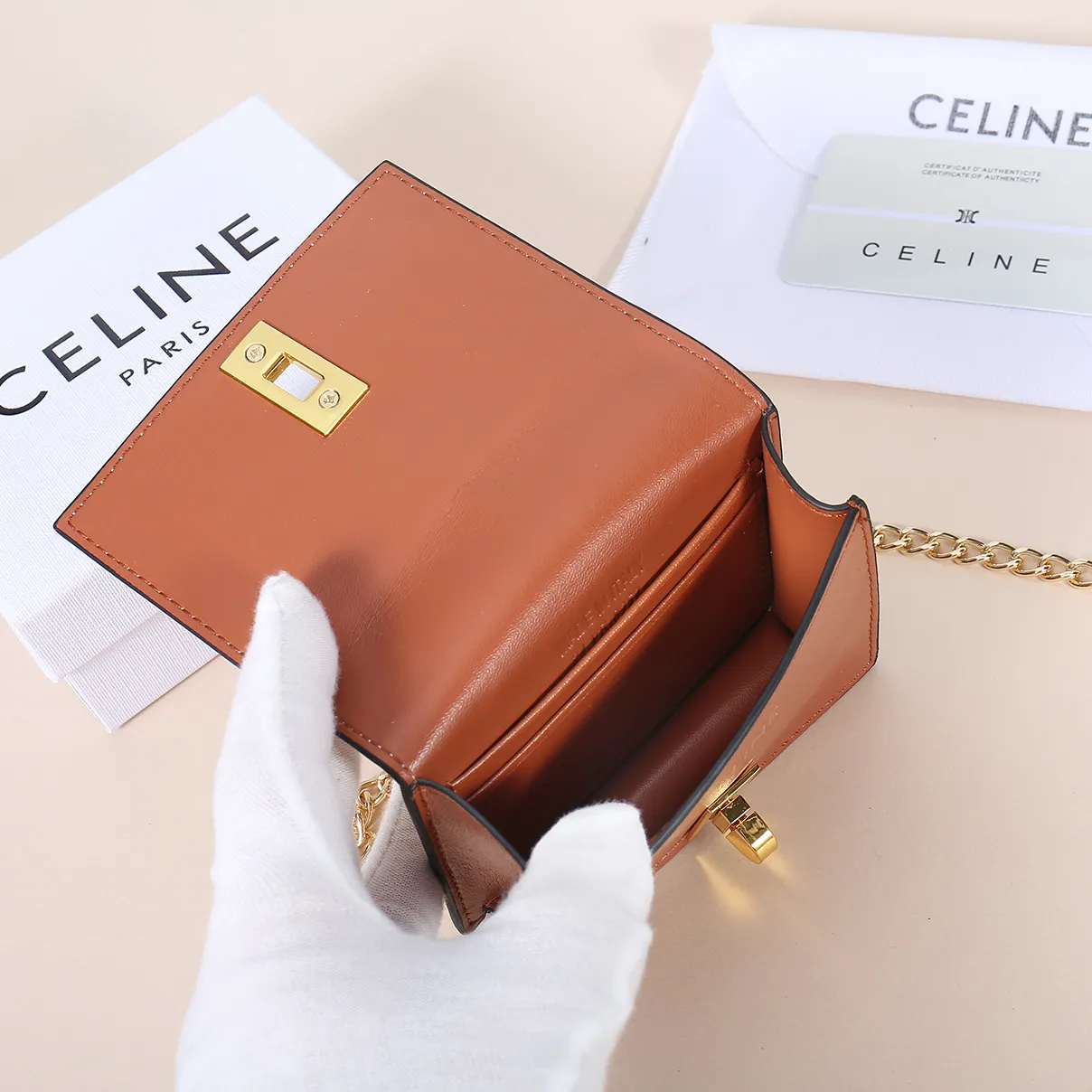 💰170, Celine's latest chain card holder, TRIOMPHE flip chain card holder, can be worn cross-body, classic pattern with plain microfiber interior, rotating lock closure, 1 thickened main compartment, 2 inner card slots. No.: 10M472 Size: 10.5x8.5x3 cm